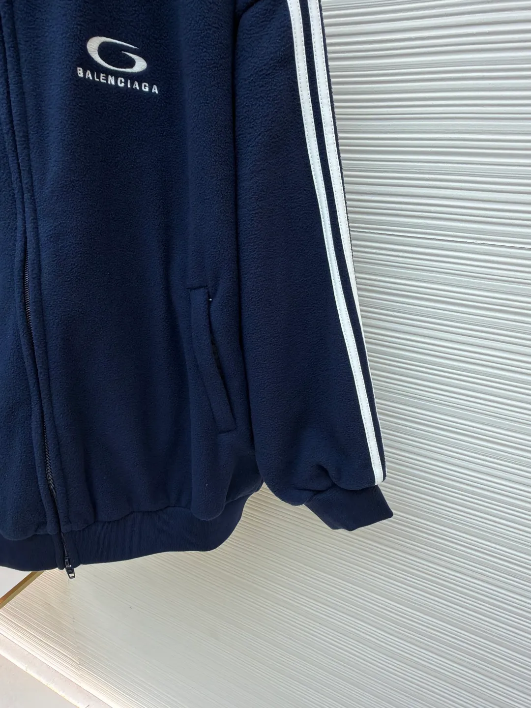 Balenciaga embroidered trim sports long sleeves ●Authentic product: purchased and developed by 10874 ●Item number: 1680950-B25 ●Fabric: fish scale fabric ●Technology: embroidery production ●Version: loose fit ●Weight: about 715 grams ●Size: S-M-L-XL ●Description: A single-sided fish-scale cloth fabric woven with cotton as the base. The front is a smooth knitted surface, and the skin-contacting surface is formed into three-dimensional terry by the floating thread knitting technology of the knitting machine, which increases the fluffiness and has a delicate touch. The terry structure absorbs a large amount of water and evaporates quickly, so it is not easy to loosen and deform after repeated washing. The decorative strips are precisely positioned along the designated contours from the waist to the toes to ensure symmetry and overall smoothness. Before actual sewing, use very fine basting stitches for pre-fixing. This step is crucial to prevent the trim from slipping, twisting, or wrinkling during the sewing process and ensuring that the final stitch is straight and perfect. The overall wiring is straight and delicate, the fabric is comfortable and soft, and the color is consistent without color difference. It can be matched with the same style to create a fashionable look and control various occasions. Customized accessories, complete with three standards, same style for men and women!