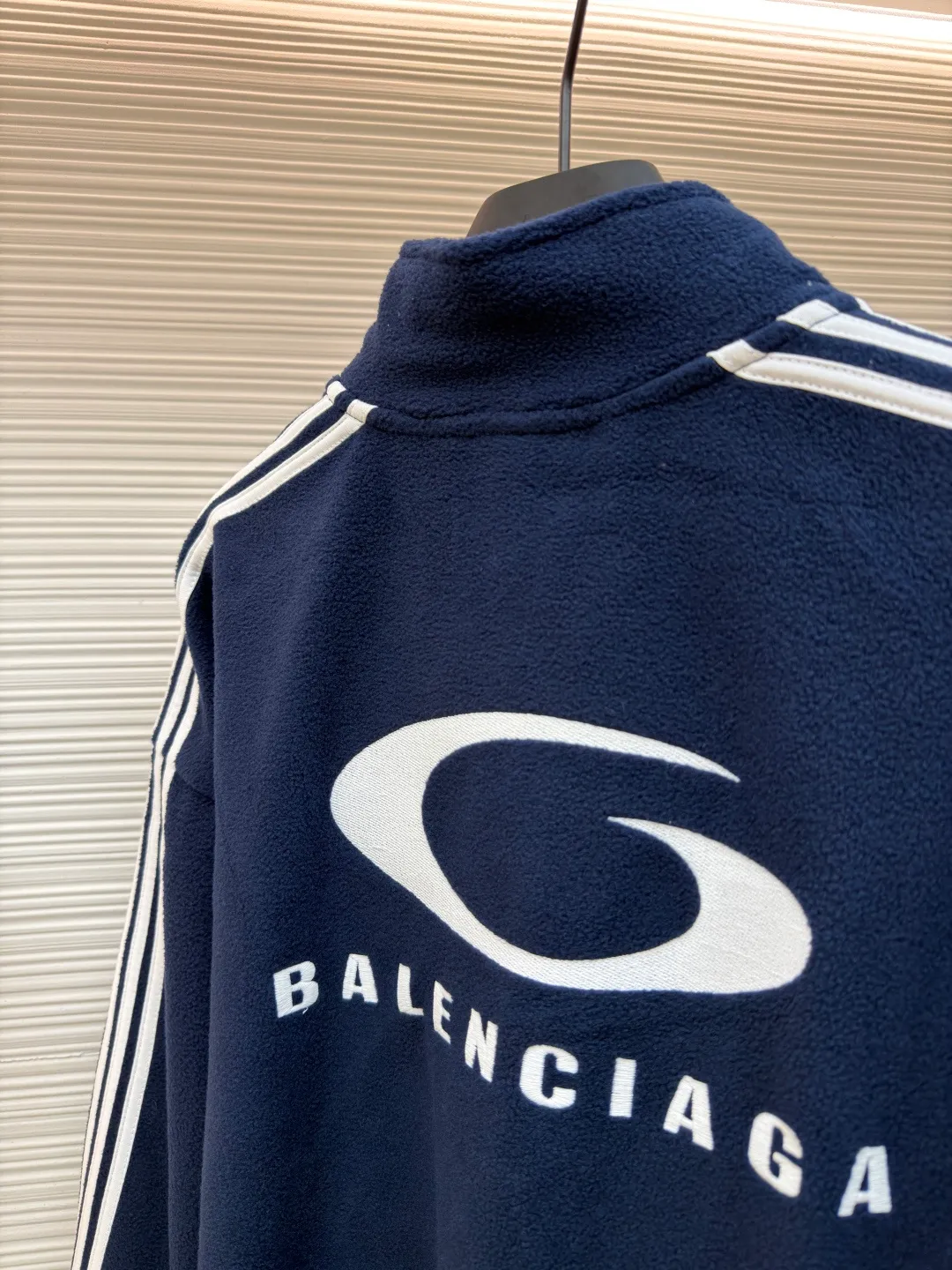 Balenciaga embroidered trim sports long sleeves ●Authentic product: purchased and developed by 10874 ●Item number: 1680950-B25 ●Fabric: fish scale fabric ●Technology: embroidery production ●Version: loose fit ●Weight: about 715 grams ●Size: S-M-L-XL ●Description: A single-sided fish-scale cloth fabric woven with cotton as the base. The front is a smooth knitted surface, and the skin-contacting surface is formed into three-dimensional terry by the floating thread knitting technology of the knitting machine, which increases the fluffiness and has a delicate touch. The terry structure absorbs a large amount of water and evaporates quickly, so it is not easy to loosen and deform after repeated washing. The decorative strips are precisely positioned along the designated contours from the waist to the toes to ensure symmetry and overall smoothness. Before actual sewing, use very fine basting stitches for pre-fixing. This step is crucial to prevent the trim from slipping, twisting, or wrinkling during the sewing process and ensuring that the final stitch is straight and perfect. The overall wiring is straight and delicate, the fabric is comfortable and soft, and the color is consistent without color difference. It can be matched with the same style to create a fashionable look and control various occasions. Customized accessories, complete with three standards, same style for men and women!