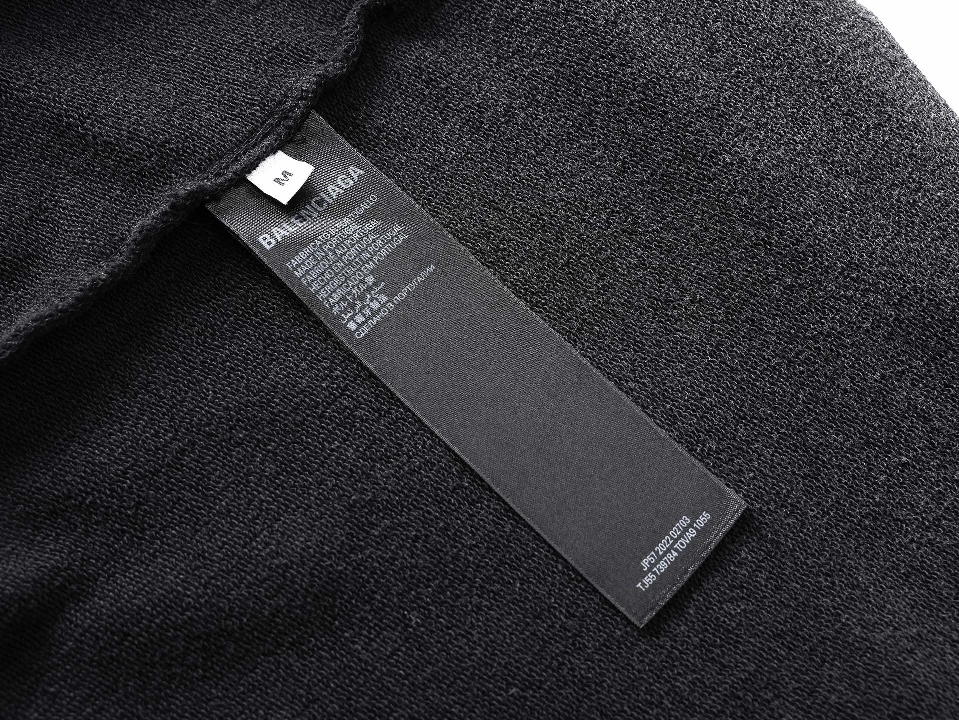 🅿️360 real photos [Top version. Official website quality] BALENCI*GA/Paris #2025 new style washed hooded sweatshirt with letter LOGO chest patch embroidery, ready-to-wear washed, and the hem and cuffs were hand-worn by many people. Full sense of design. Welcome to compare. The fabric is made of Paris ZP custom-woven and dyed cotton. The weight is 460 grams. The cloth surface is clean. The cloth pattern is clear, soft and comfortable. The threads are dyed with no color difference. The classic letter LOGO is embroidered with imported Tajima embroidery machine. The effect is three-dimensional. Restore brick cabinet, adopt OS loose shoulder style. Same style for men and women. Code: BL259919 Color: washed black Size: XS S M L