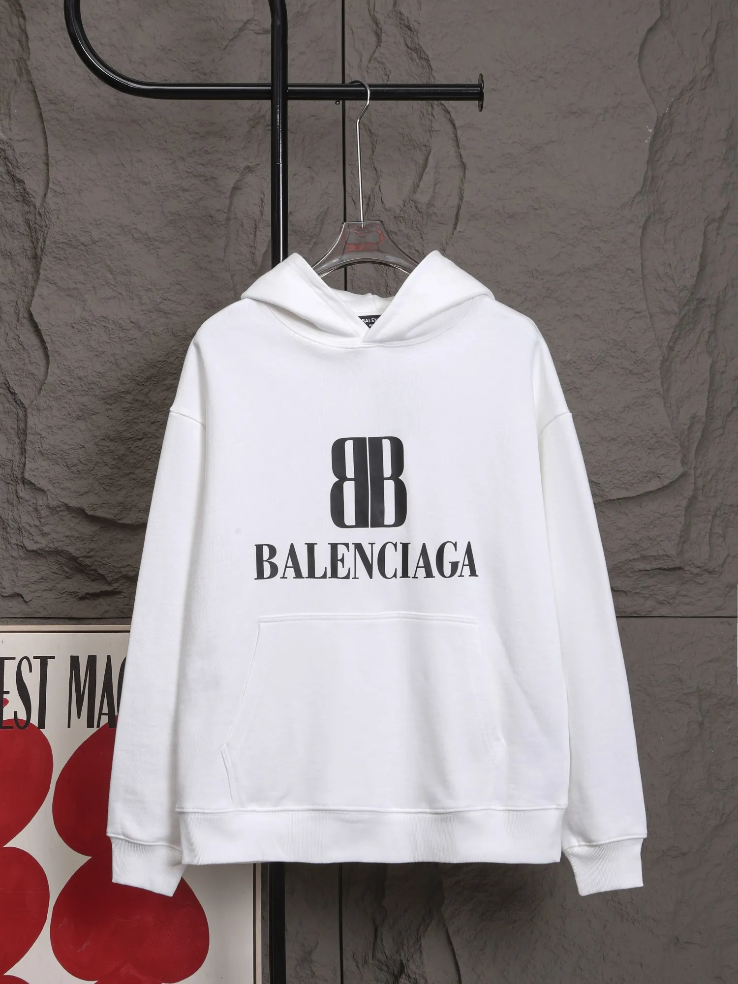 🅿️320 High-quality classic Paris hooded sweatshirt, model number B17 * Made of 450 custom-woven and dyed high-gram weight tripe pure cotton sweatshirt fabric. The fabric feels thick and has a certain sense of self-weight. The bottom has a dense and rough terry texture, which is close to the skin and has excellent warmth retention. You will not feel any discomfort at all! *The color is clear on the front chest, with the double B obvious logo added, the lines are smooth and smooth, and will not fall off or deform when washed *This design is based on classics and simply and clearly shows the brand's high-end luxury identity. Same style for men and women 𝐂𝐎𝐋𝐎𝐔𝐑: black, white 𝐒𝐈𝐙𝐄: S- xl