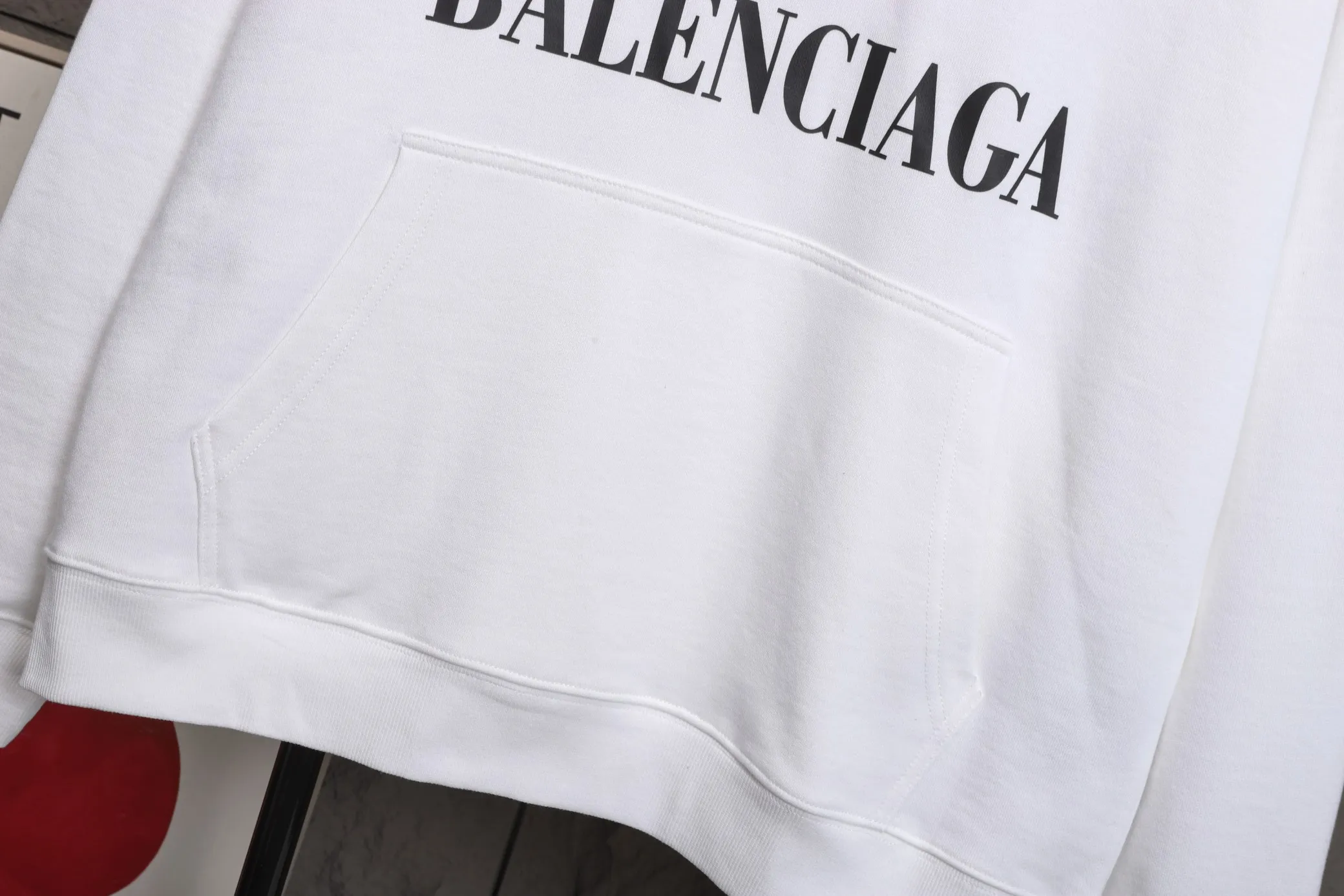 🅿️320 High-quality classic Paris hooded sweatshirt, model number B17 * Made of 450 custom-woven and dyed high-gram weight tripe pure cotton sweatshirt fabric. The fabric feels thick and has a certain sense of self-weight. The bottom has a dense and rough terry texture, which is close to the skin and has excellent warmth retention. You will not feel any discomfort at all! *The color is clear on the front chest, with the double B obvious logo added, the lines are smooth and smooth, and will not fall off or deform when washed *This design is based on classics and simply and clearly shows the brand's high-end luxury identity. Same style for men and women 𝐂𝐎𝐋𝐎𝐔𝐑: black, white 𝐒𝐈𝐙𝐄: S- xl