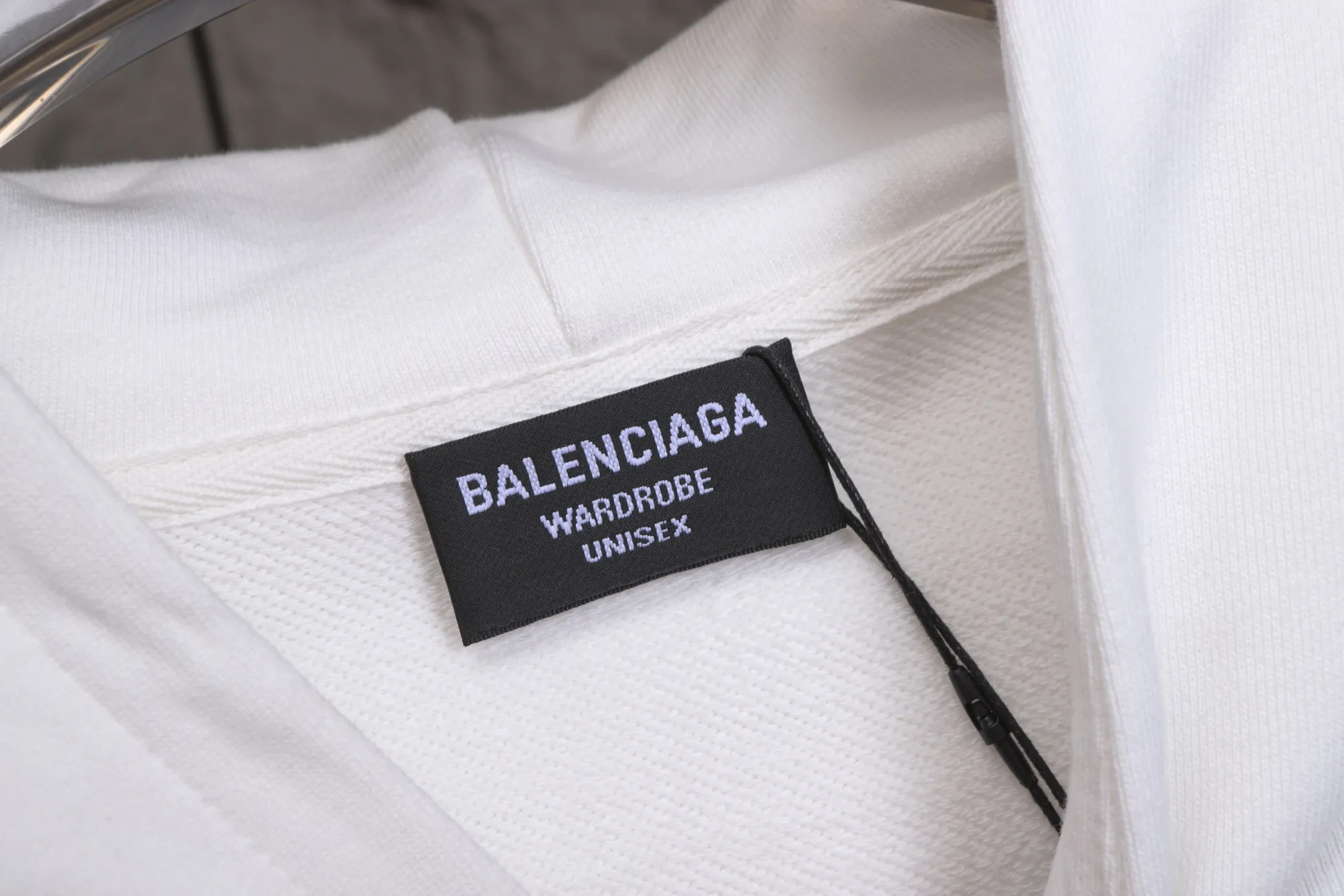 🅿️320 High-quality classic Paris hooded sweatshirt, model number B17 * Made of 450 custom-woven and dyed high-gram weight tripe pure cotton sweatshirt fabric. The fabric feels thick and has a certain sense of self-weight. The bottom has a dense and rough terry texture, which is close to the skin and has excellent warmth retention. You will not feel any discomfort at all! *The color is clear on the front chest, with the double B obvious logo added, the lines are smooth and smooth, and will not fall off or deform when washed *This design is based on classics and simply and clearly shows the brand's high-end luxury identity. Same style for men and women 𝐂𝐎𝐋𝐎𝐔𝐑: black, white 𝐒𝐈𝐙𝐄: S- xl