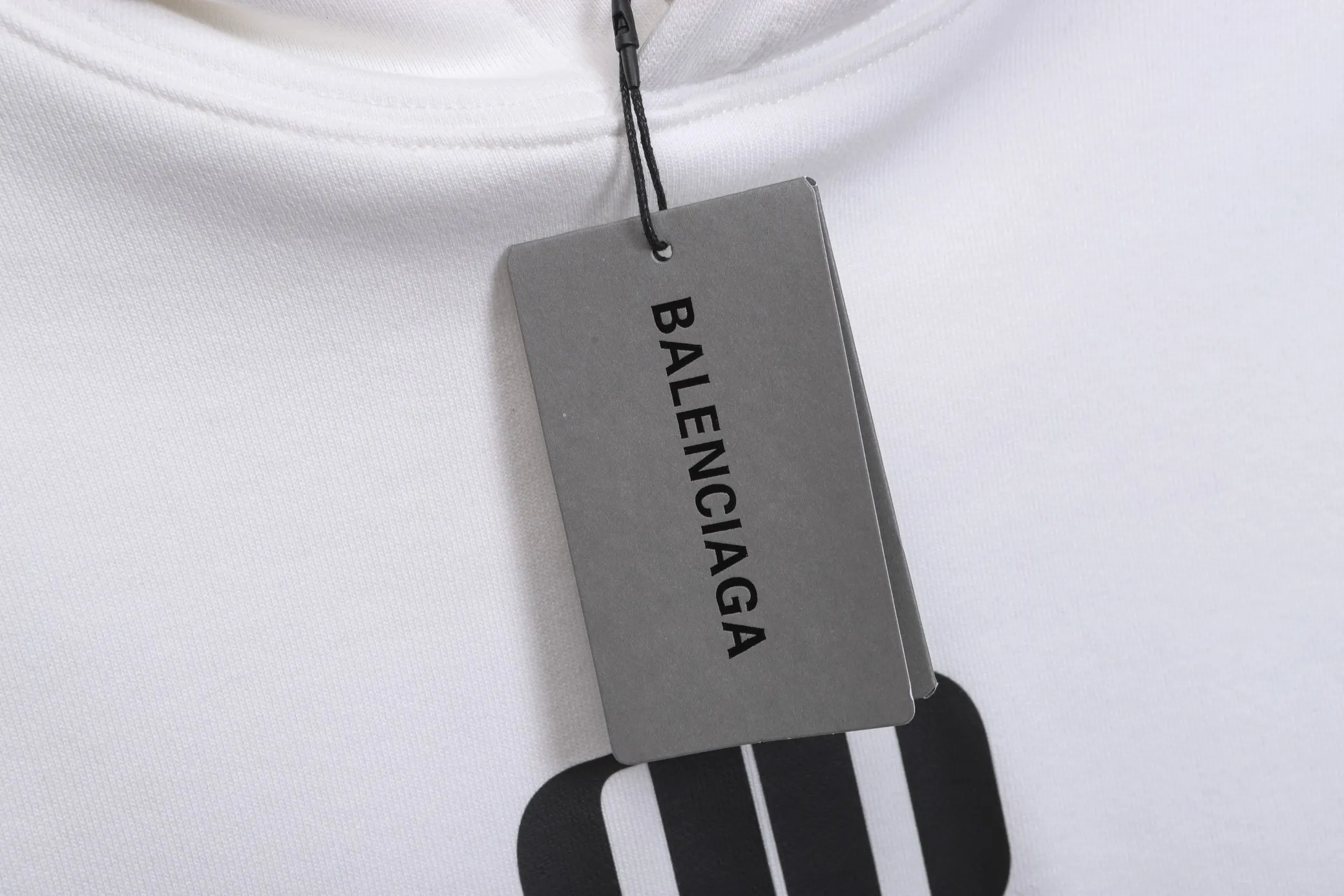 🅿️320 High-quality classic Paris hooded sweatshirt, model number B17 * Made of 450 custom-woven and dyed high-gram weight tripe pure cotton sweatshirt fabric. The fabric feels thick and has a certain sense of self-weight. The bottom has a dense and rough terry texture, which is close to the skin and has excellent warmth retention. You will not feel any discomfort at all! *The color is clear on the front chest, with the double B obvious logo added, the lines are smooth and smooth, and will not fall off or deform when washed *This design is based on classics and simply and clearly shows the brand's high-end luxury identity. Same style for men and women 𝐂𝐎𝐋𝐎𝐔𝐑: black, white 𝐒𝐈𝐙𝐄: S- xl
