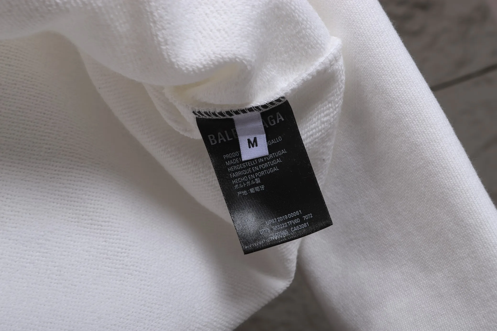 🅿️320 High-quality classic Paris hooded sweatshirt, model number B17 * Made of 450 custom-woven and dyed high-gram weight tripe pure cotton sweatshirt fabric. The fabric feels thick and has a certain sense of self-weight. The bottom has a dense and rough terry texture, which is close to the skin and has excellent warmth retention. You will not feel any discomfort at all! *The color is clear on the front chest, with the double B obvious logo added, the lines are smooth and smooth, and will not fall off or deform when washed *This design is based on classics and simply and clearly shows the brand's high-end luxury identity. Same style for men and women 𝐂𝐎𝐋𝐎𝐔𝐑: black, white 𝐒𝐈𝐙𝐄: S- xl