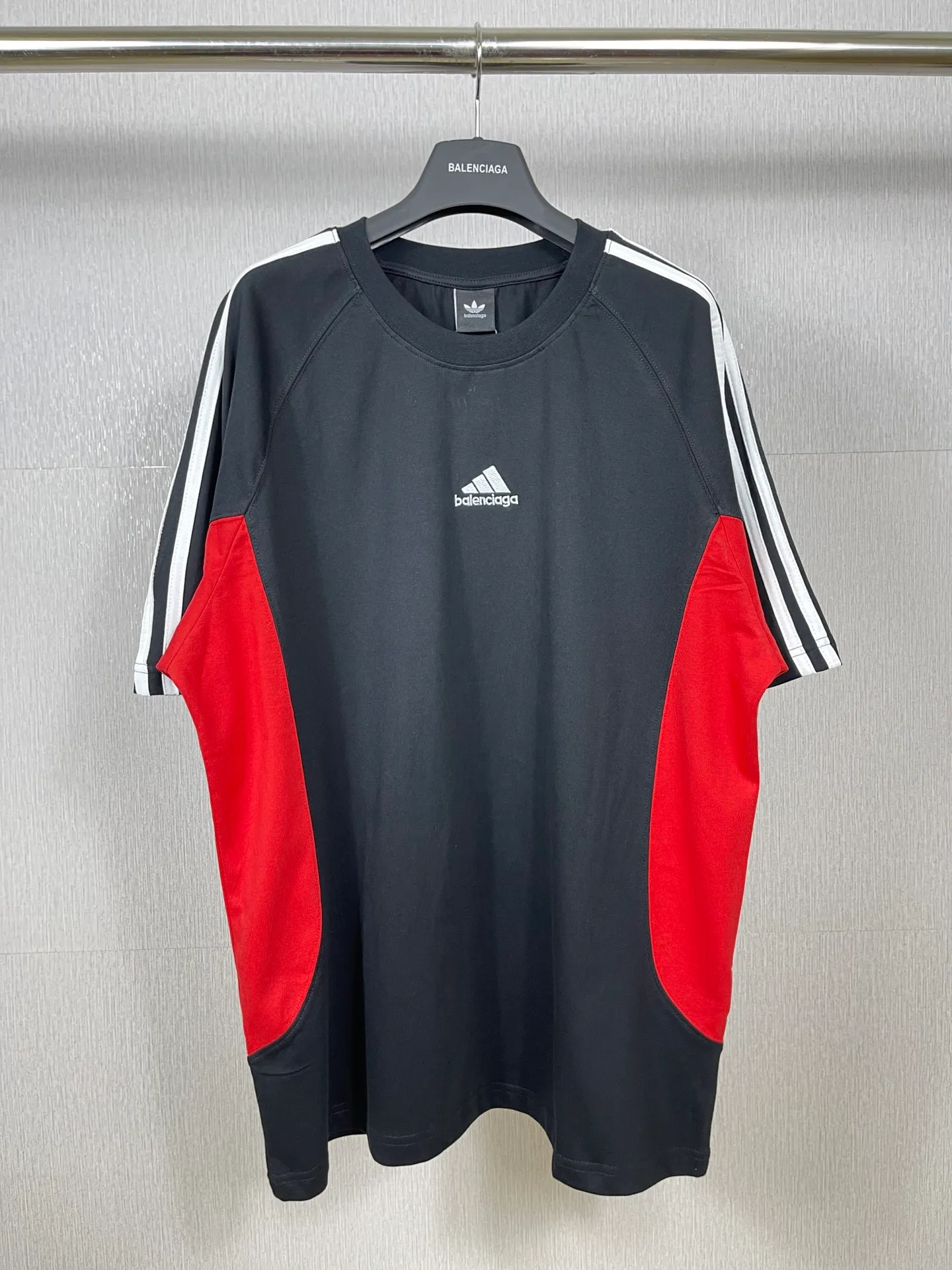 🅿️200 Real photos [Top version. Official website quality] BALENCI*GA/Paris co-branded Adidas Adidas clover three-stripe LOGO embroidered side contrasting short-sleeved T-shirt# The fabric is made of Paris ZP custom-woven and dyed cotton double yarn. Weighing 260 grams, the cloth surface is clean. The cloth pattern is clear, soft and comfortable. The threads are dyed with no color difference. The classic pattern embroidery uses imported embroidery, and the letters are clear, three-dimensional and without rough edges. Jubie market produces pictures based on pictures. Welcome to compare. The version adopts OS loose shoulder version. Same style for men and women. Code: BL223082 Color: black, white, navy size: XS to L