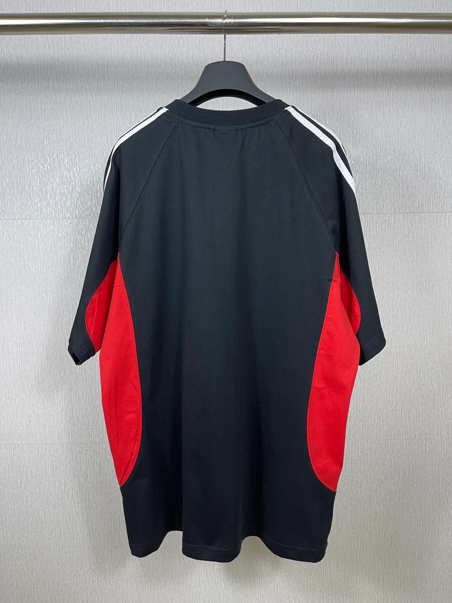 🅿️200 Real photos [Top version. Official website quality] BALENCI*GA/Paris co-branded Adidas Adidas clover three-stripe LOGO embroidered side contrasting short-sleeved T-shirt# The fabric is made of Paris ZP custom-woven and dyed cotton double yarn. Weighing 260 grams, the cloth surface is clean. The cloth pattern is clear, soft and comfortable. The threads are dyed with no color difference. The classic pattern embroidery uses imported embroidery, and the letters are clear, three-dimensional and without rough edges. Jubie market produces pictures based on pictures. Welcome to compare. The version adopts OS loose shoulder version. Same style for men and women. Code: BL223082 Color: black, white, navy size: XS to L