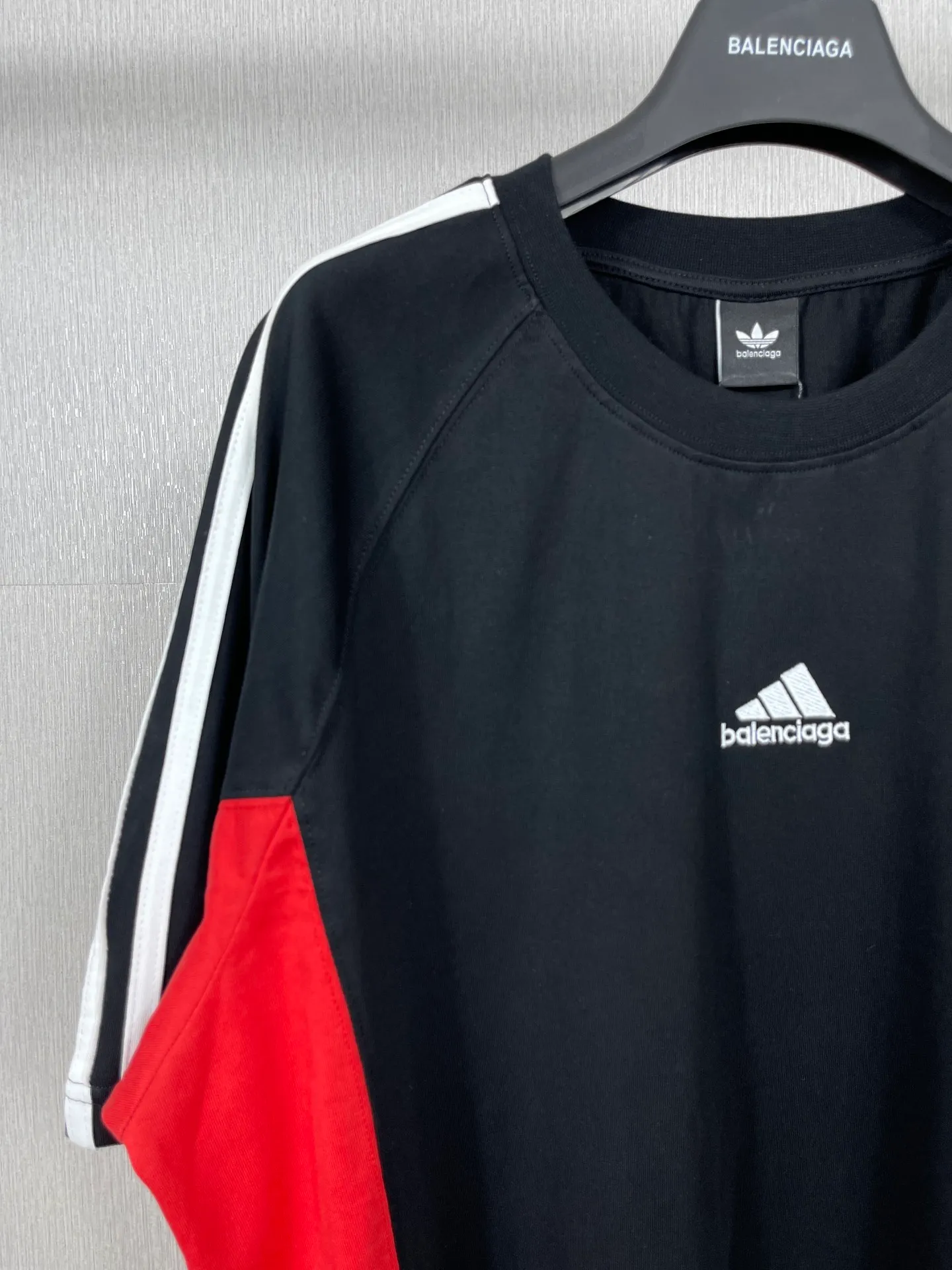 🅿️200 Real photos [Top version. Official website quality] BALENCI*GA/Paris co-branded Adidas Adidas clover three-stripe LOGO embroidered side contrasting short-sleeved T-shirt# The fabric is made of Paris ZP custom-woven and dyed cotton double yarn. Weighing 260 grams, the cloth surface is clean. The cloth pattern is clear, soft and comfortable. The threads are dyed with no color difference. The classic pattern embroidery uses imported embroidery, and the letters are clear, three-dimensional and without rough edges. Jubie market produces pictures based on pictures. Welcome to compare. The version adopts OS loose shoulder version. Same style for men and women. Code: BL223082 Color: black, white, navy size: XS to L