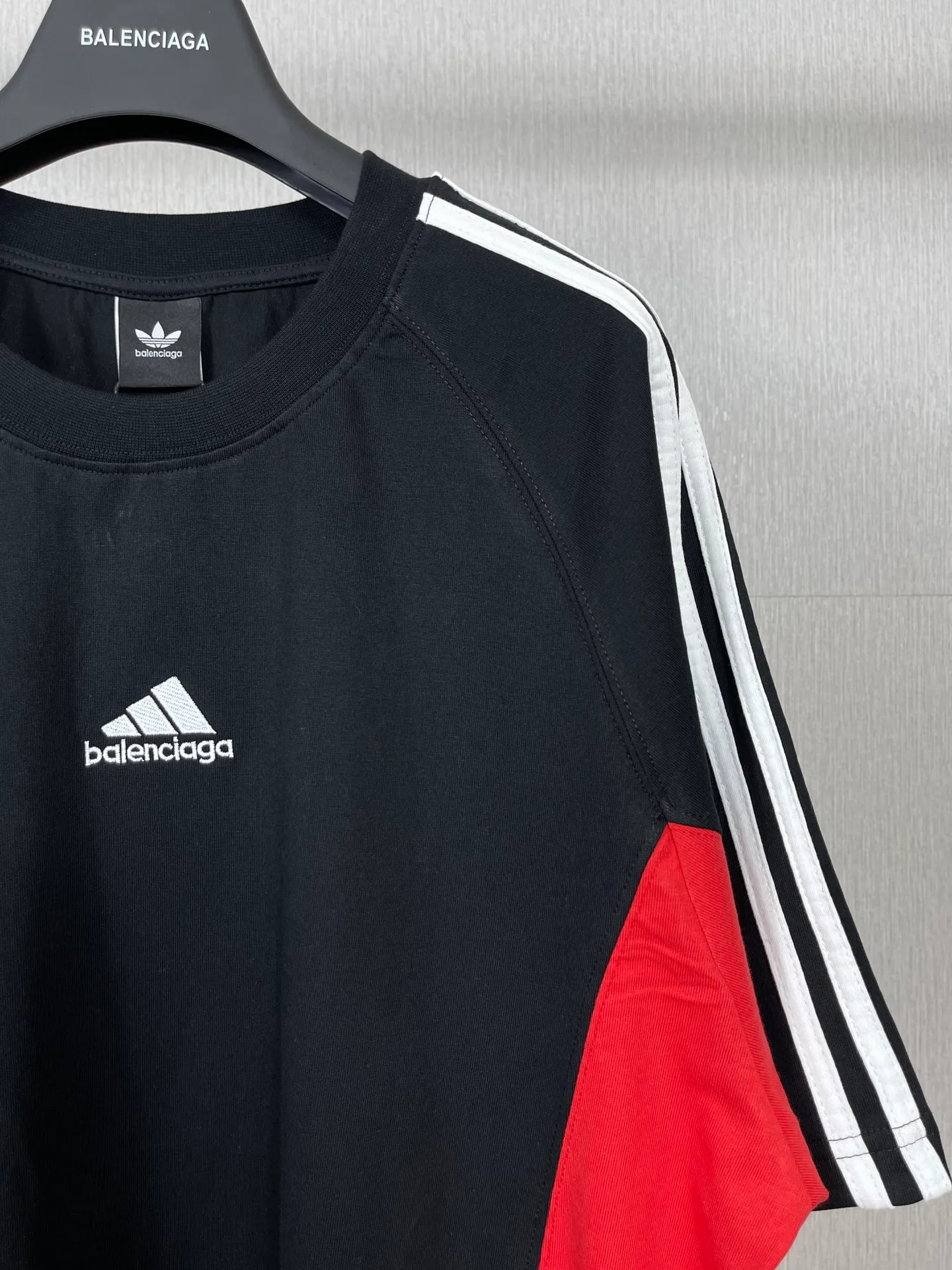 🅿️200 Real photos [Top version. Official website quality] BALENCI*GA/Paris co-branded Adidas Adidas clover three-stripe LOGO embroidered side contrasting short-sleeved T-shirt# The fabric is made of Paris ZP custom-woven and dyed cotton double yarn. Weighing 260 grams, the cloth surface is clean. The cloth pattern is clear, soft and comfortable. The threads are dyed with no color difference. The classic pattern embroidery uses imported embroidery, and the letters are clear, three-dimensional and without rough edges. Jubie market produces pictures based on pictures. Welcome to compare. The version adopts OS loose shoulder version. Same style for men and women. Code: BL223082 Color: black, white, navy size: XS to L