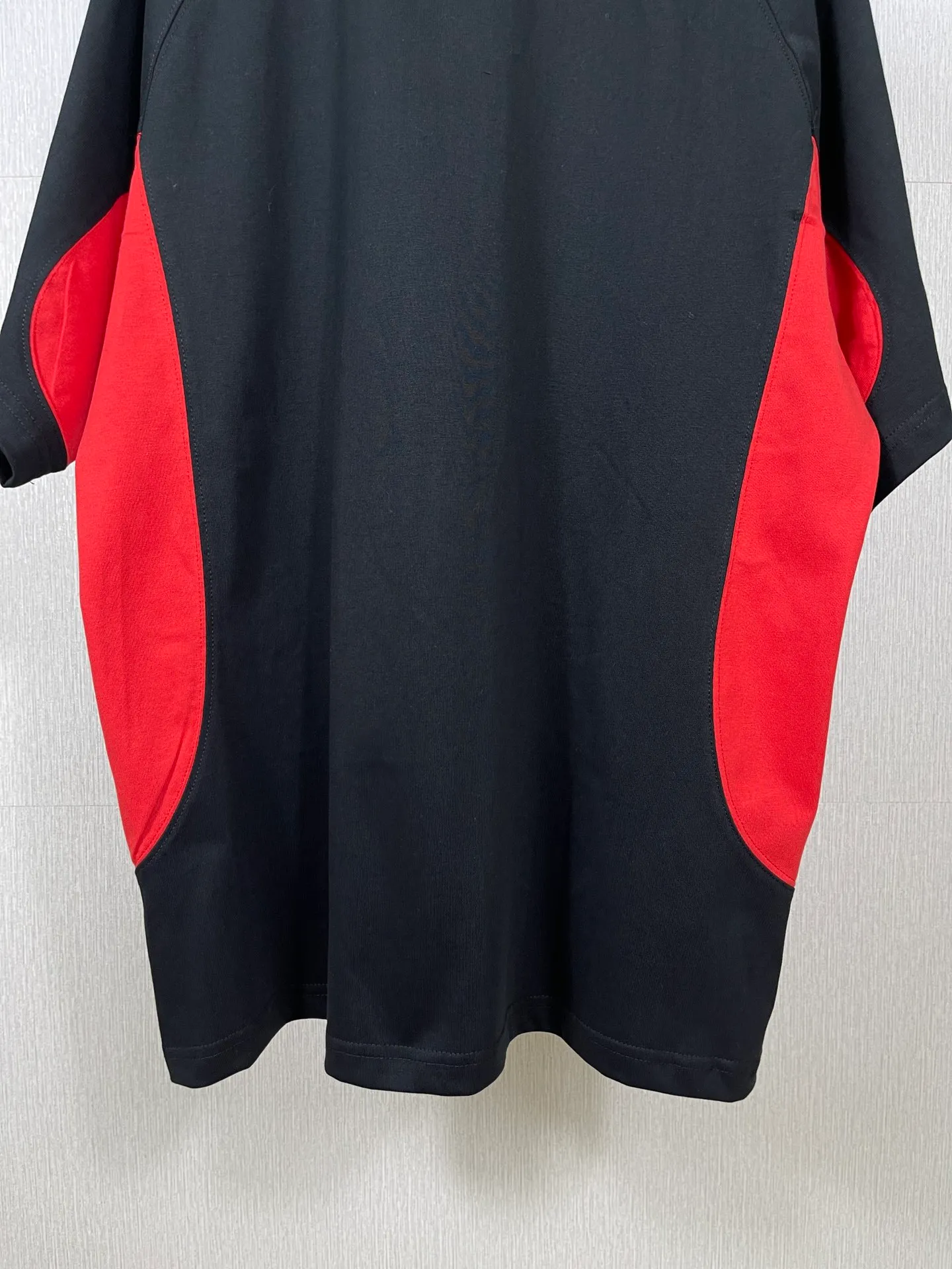 🅿️200 Real photos [Top version. Official website quality] BALENCI*GA/Paris co-branded Adidas Adidas clover three-stripe LOGO embroidered side contrasting short-sleeved T-shirt# The fabric is made of Paris ZP custom-woven and dyed cotton double yarn. Weighing 260 grams, the cloth surface is clean. The cloth pattern is clear, soft and comfortable. The threads are dyed with no color difference. The classic pattern embroidery uses imported embroidery, and the letters are clear, three-dimensional and without rough edges. Jubie market produces pictures based on pictures. Welcome to compare. The version adopts OS loose shoulder version. Same style for men and women. Code: BL223082 Color: black, white, navy size: XS to L