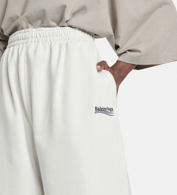 ♻️💯Upper body reference model picture❤️Top tried and true version Balenciaga 21SS BLCG Balenciaga Wave Coke male and female couple star same style pure cotton terry trousers sweatpants casual pants classic and versatile style is here! With these pants, they look perfect no matter what outfit you wear! Get it now! Customized special fabrics, ready-to-wear washable, soft and comfortable to the touch.  460 grams of dust-free sweatshirt fabric, washed and cut. Imported environmentally friendly water glue is added to the garment and washed twice to ensure consistent printing. Customized wash mark. This year's sincere shorts LOGO adopts Japanese Tajima embroidery technology, and the printing is full and meticulous. Color: black/grey/off-white/blue Size: XS-L P:370