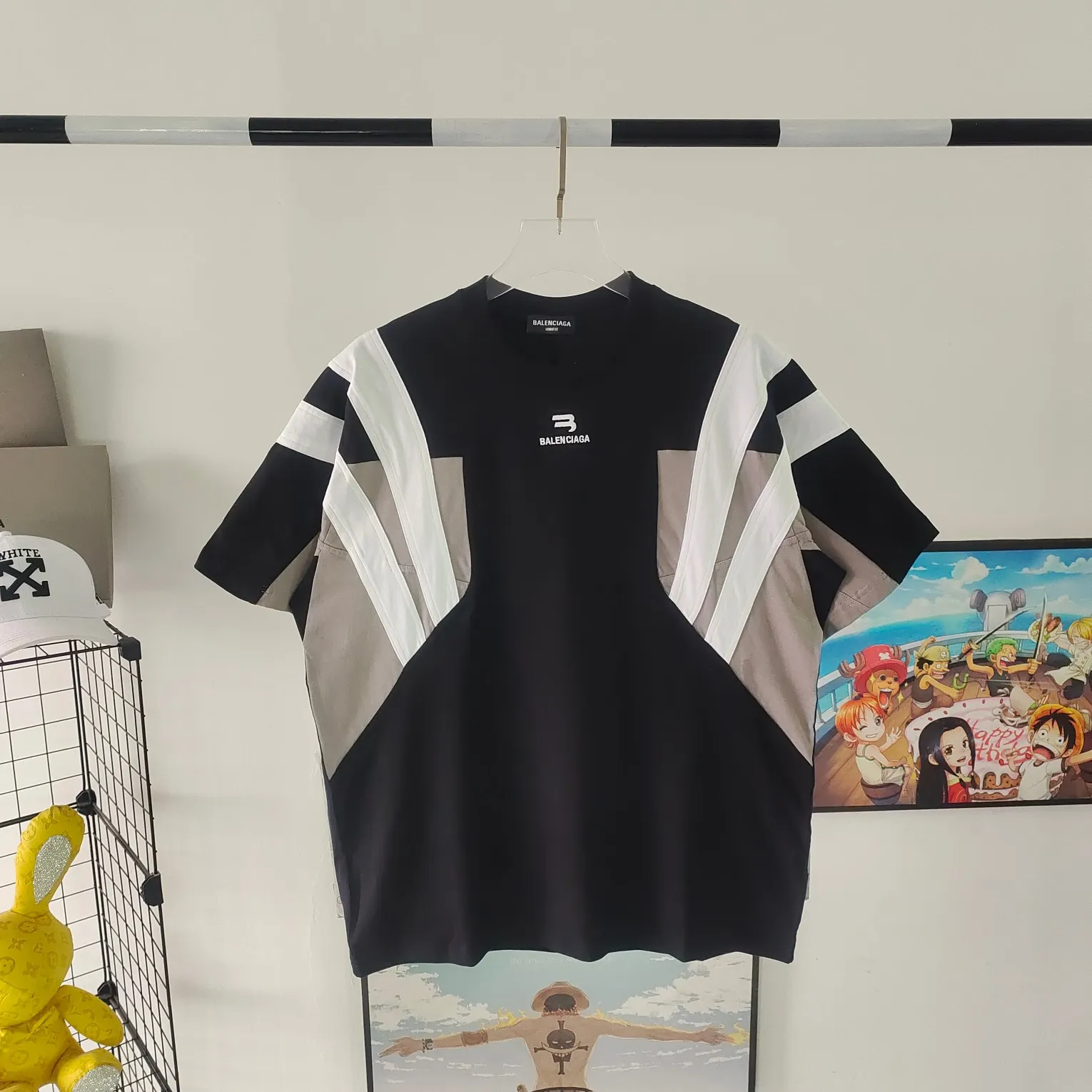 [New arrival] The top tested version of BALENCIAGA/Balenciaga 22SS spliced heavy industry male and female couple star same style short-sleeved T-shirt. Here is an explanation why it is dozens of dollars more expensive for me than others: 1. I feel that there is nothing to explain. This product can be shipped at this price and it is already a philanthropist. The difficulty of the splicing. I changed a dozen factories and shook my head. It is a miracle that it can be shipped. 2. Each model is produced by the company. The details of the workmanship and fabrics are consistent with the original ones. There is no color difference between them and the counters. Replica is not terrible. Whoever fakes it will be embarrassed. It’s not shameful to make a replica, it’s shameful if you can’t buy the correct version if you make a replica. All of my series can be found in all major places and will be absolutely stunning! 3. The fabric is made of 280g Paris-specific double yarn. No one can make better fabrics than mine. There is really no way to compare with the ordinary version on the market. Respect it. It is authentic and costs thousands of dollars. Don’t wear the quality of street stalls. 4. The workmanship is restored in all aspects and the packaging is restored in all aspects. 5. I guarantee here that this is the highest quality you can find. Size: XS-L (the correct version size L can wear 220 pounds, which is very large) Fabric: Customized 280g custom-woven and dyed double yarn Color: Black Version: The whole piece adopts three-needle and five-thread technology, (neckline-shoulder seam-sleeve seam-pressed double thread, looks more three-dimensional and textured) The same process as the original original, classic version, small dropped shoulders, micro silhouette! ✔️Correct 240g double yarn fabric ✔️Correct high version ✔️Correct double yarn high weight thread ✔️Correct packaging details P:310