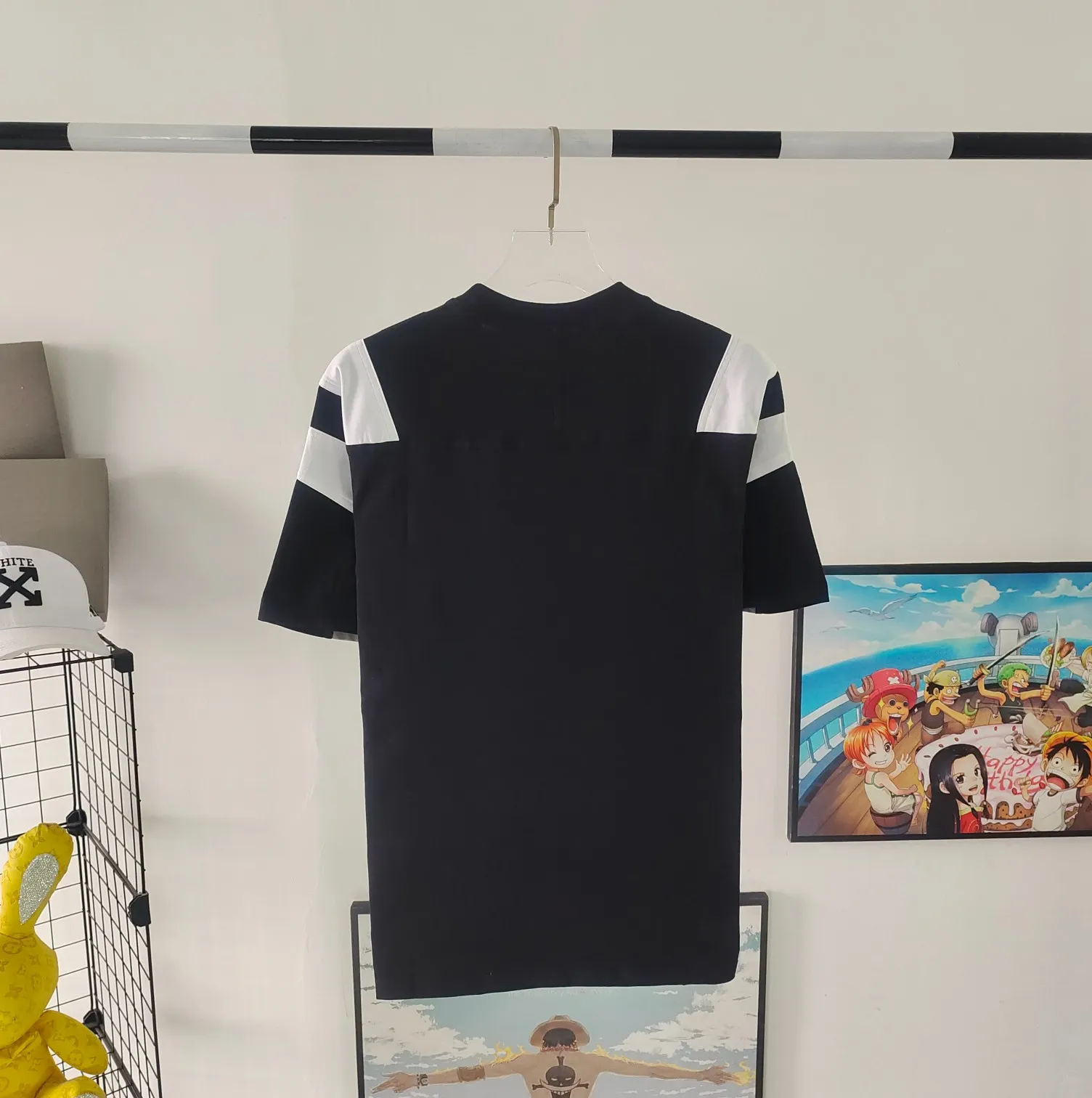[New arrival] The top tested version of BALENCIAGA/Balenciaga 22SS spliced heavy industry male and female couple star same style short-sleeved T-shirt. Here is an explanation why it is dozens of dollars more expensive for me than others: 1. I feel that there is nothing to explain. This product can be shipped at this price and it is already a philanthropist. The difficulty of the splicing. I changed a dozen factories and shook my head. It is a miracle that it can be shipped. 2. Each model is produced by the company. The details of the workmanship and fabrics are consistent with the original ones. There is no color difference between them and the counters. Replica is not terrible. Whoever fakes it will be embarrassed. It’s not shameful to make a replica, it’s shameful if you can’t buy the correct version if you make a replica. All of my series can be found in all major places and will be absolutely stunning! 3. The fabric is made of 280g Paris-specific double yarn. No one can make better fabrics than mine. There is really no way to compare with the ordinary version on the market. Respect it. It is authentic and costs thousands of dollars. Don’t wear the quality of street stalls. 4. The workmanship is restored in all aspects and the packaging is restored in all aspects. 5. I guarantee here that this is the highest quality you can find. Size: XS-L (the correct version size L can wear 220 pounds, which is very large) Fabric: Customized 280g custom-woven and dyed double yarn Color: Black Version: The whole piece adopts three-needle and five-thread technology, (neckline-shoulder seam-sleeve seam-pressed double thread, looks more three-dimensional and textured) The same process as the original original, classic version, small dropped shoulders, micro silhouette! ✔️Correct 240g double yarn fabric ✔️Correct high version ✔️Correct double yarn high weight thread ✔️Correct packaging details P:310