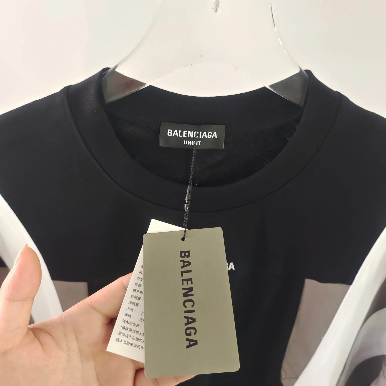 [New arrival] The top tested version of BALENCIAGA/Balenciaga 22SS spliced heavy industry male and female couple star same style short-sleeved T-shirt. Here is an explanation why it is dozens of dollars more expensive for me than others: 1. I feel that there is nothing to explain. This product can be shipped at this price and it is already a philanthropist. The difficulty of the splicing. I changed a dozen factories and shook my head. It is a miracle that it can be shipped. 2. Each model is produced by the company. The details of the workmanship and fabrics are consistent with the original ones. There is no color difference between them and the counters. Replica is not terrible. Whoever fakes it will be embarrassed. It’s not shameful to make a replica, it’s shameful if you can’t buy the correct version if you make a replica. All of my series can be found in all major places and will be absolutely stunning! 3. The fabric is made of 280g Paris-specific double yarn. No one can make better fabrics than mine. There is really no way to compare with the ordinary version on the market. Respect it. It is authentic and costs thousands of dollars. Don’t wear the quality of street stalls. 4. The workmanship is restored in all aspects and the packaging is restored in all aspects. 5. I guarantee here that this is the highest quality you can find. Size: XS-L (the correct version size L can wear 220 pounds, which is very large) Fabric: Customized 280g custom-woven and dyed double yarn Color: Black Version: The whole piece adopts three-needle and five-thread technology, (neckline-shoulder seam-sleeve seam-pressed double thread, looks more three-dimensional and textured) The same process as the original original, classic version, small dropped shoulders, micro silhouette! ✔️Correct 240g double yarn fabric ✔️Correct high version ✔️Correct double yarn high weight thread ✔️Correct packaging details P:310