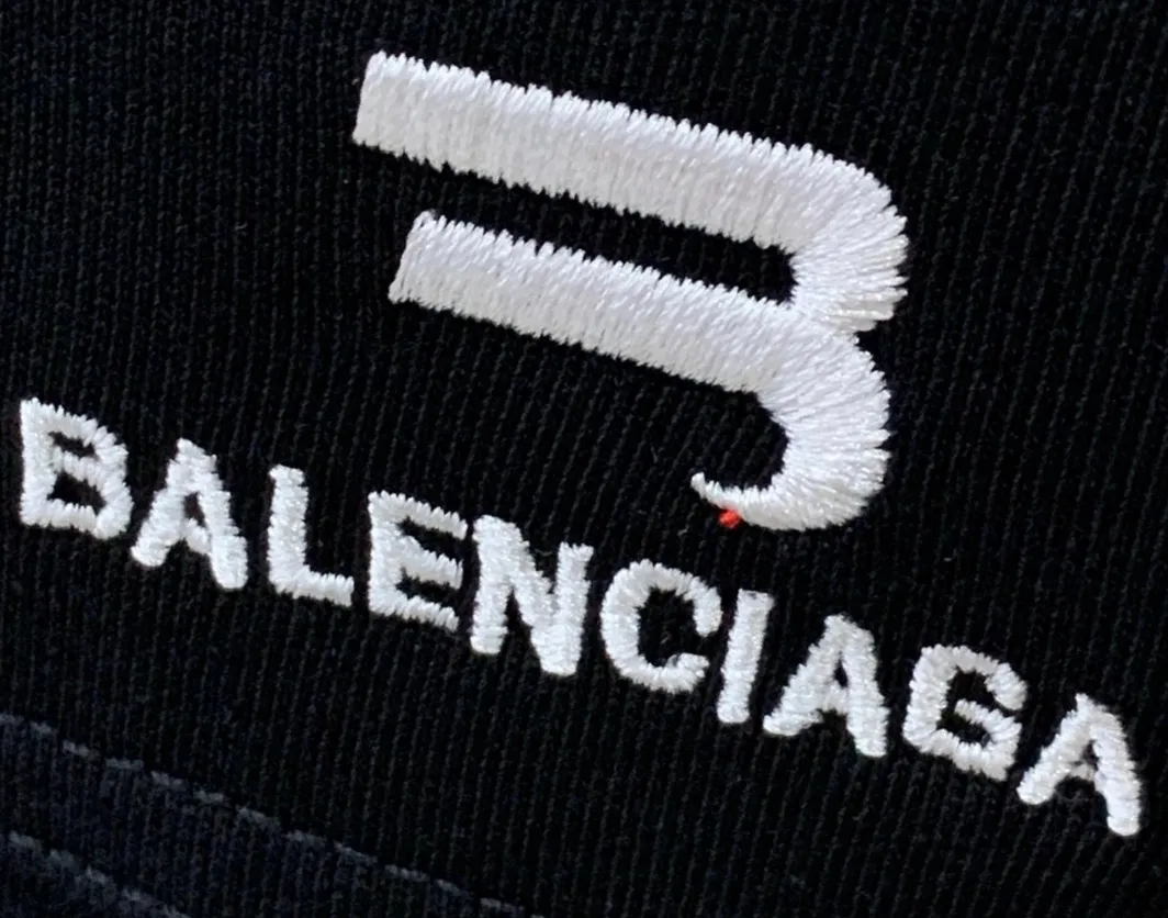 [New arrival] The top tested version of BALENCIAGA/Balenciaga 22SS spliced heavy industry male and female couple star same style short-sleeved T-shirt. Here is an explanation why it is dozens of dollars more expensive for me than others: 1. I feel that there is nothing to explain. This product can be shipped at this price and it is already a philanthropist. The difficulty of the splicing. I changed a dozen factories and shook my head. It is a miracle that it can be shipped. 2. Each model is produced by the company. The details of the workmanship and fabrics are consistent with the original ones. There is no color difference between them and the counters. Replica is not terrible. Whoever fakes it will be embarrassed. It’s not shameful to make a replica, it’s shameful if you can’t buy the correct version if you make a replica. All of my series can be found in all major places and will be absolutely stunning! 3. The fabric is made of 280g Paris-specific double yarn. No one can make better fabrics than mine. There is really no way to compare with the ordinary version on the market. Respect it. It is authentic and costs thousands of dollars. Don’t wear the quality of street stalls. 4. The workmanship is restored in all aspects and the packaging is restored in all aspects. 5. I guarantee here that this is the highest quality you can find. Size: XS-L (the correct version size L can wear 220 pounds, which is very large) Fabric: Customized 280g custom-woven and dyed double yarn Color: Black Version: The whole piece adopts three-needle and five-thread technology, (neckline-shoulder seam-sleeve seam-pressed double thread, looks more three-dimensional and textured) The same process as the original original, classic version, small dropped shoulders, micro silhouette! ✔️Correct 240g double yarn fabric ✔️Correct high version ✔️Correct double yarn high weight thread ✔️Correct packaging details P:310