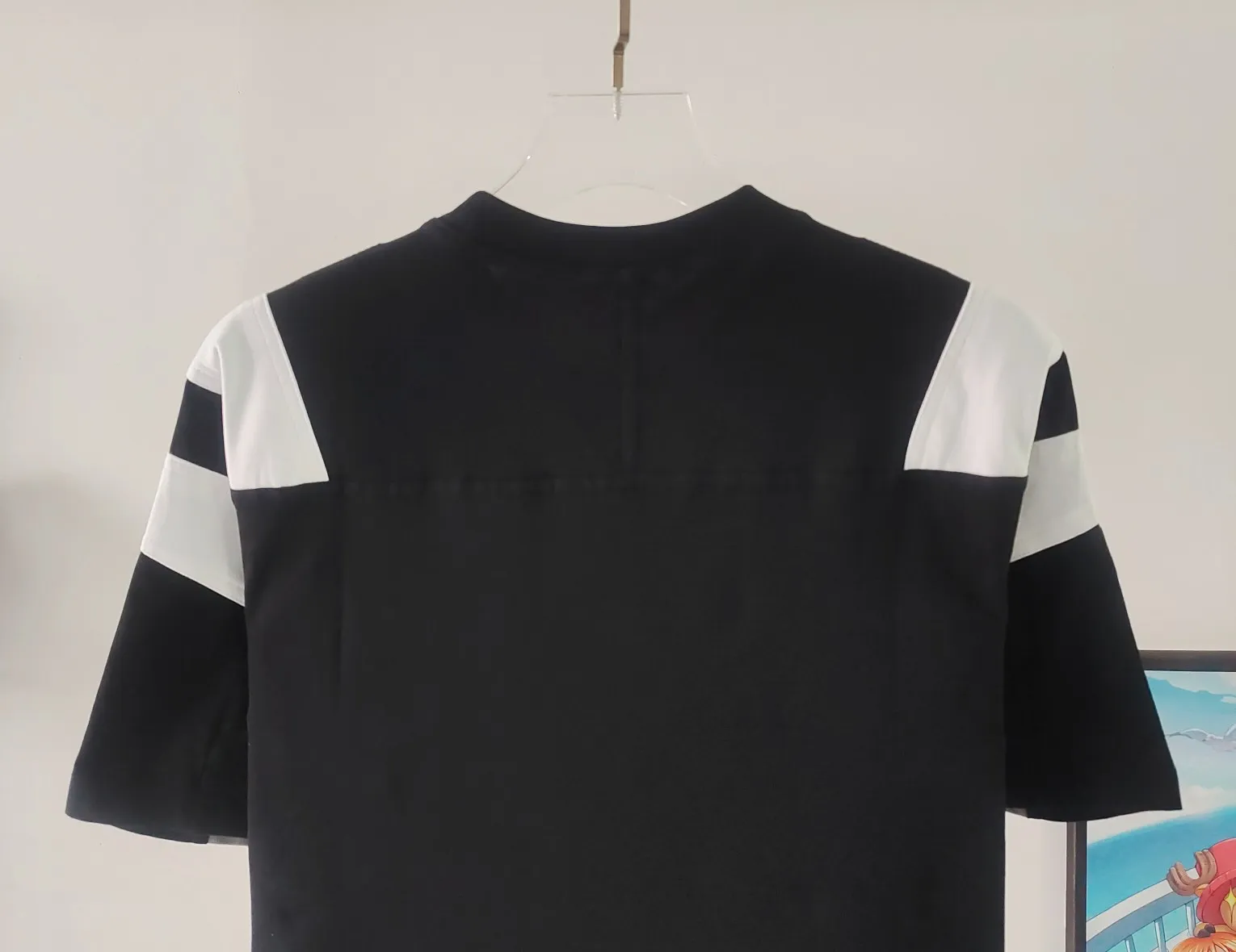 [New arrival] The top tested version of BALENCIAGA/Balenciaga 22SS spliced heavy industry male and female couple star same style short-sleeved T-shirt. Here is an explanation why it is dozens of dollars more expensive for me than others: 1. I feel that there is nothing to explain. This product can be shipped at this price and it is already a philanthropist. The difficulty of the splicing. I changed a dozen factories and shook my head. It is a miracle that it can be shipped. 2. Each model is produced by the company. The details of the workmanship and fabrics are consistent with the original ones. There is no color difference between them and the counters. Replica is not terrible. Whoever fakes it will be embarrassed. It’s not shameful to make a replica, it’s shameful if you can’t buy the correct version if you make a replica. All of my series can be found in all major places and will be absolutely stunning! 3. The fabric is made of 280g Paris-specific double yarn. No one can make better fabrics than mine. There is really no way to compare with the ordinary version on the market. Respect it. It is authentic and costs thousands of dollars. Don’t wear the quality of street stalls. 4. The workmanship is restored in all aspects and the packaging is restored in all aspects. 5. I guarantee here that this is the highest quality you can find. Size: XS-L (the correct version size L can wear 220 pounds, which is very large) Fabric: Customized 280g custom-woven and dyed double yarn Color: Black Version: The whole piece adopts three-needle and five-thread technology, (neckline-shoulder seam-sleeve seam-pressed double thread, looks more three-dimensional and textured) The same process as the original original, classic version, small dropped shoulders, micro silhouette! ✔️Correct 240g double yarn fabric ✔️Correct high version ✔️Correct double yarn high weight thread ✔️Correct packaging details P:310
