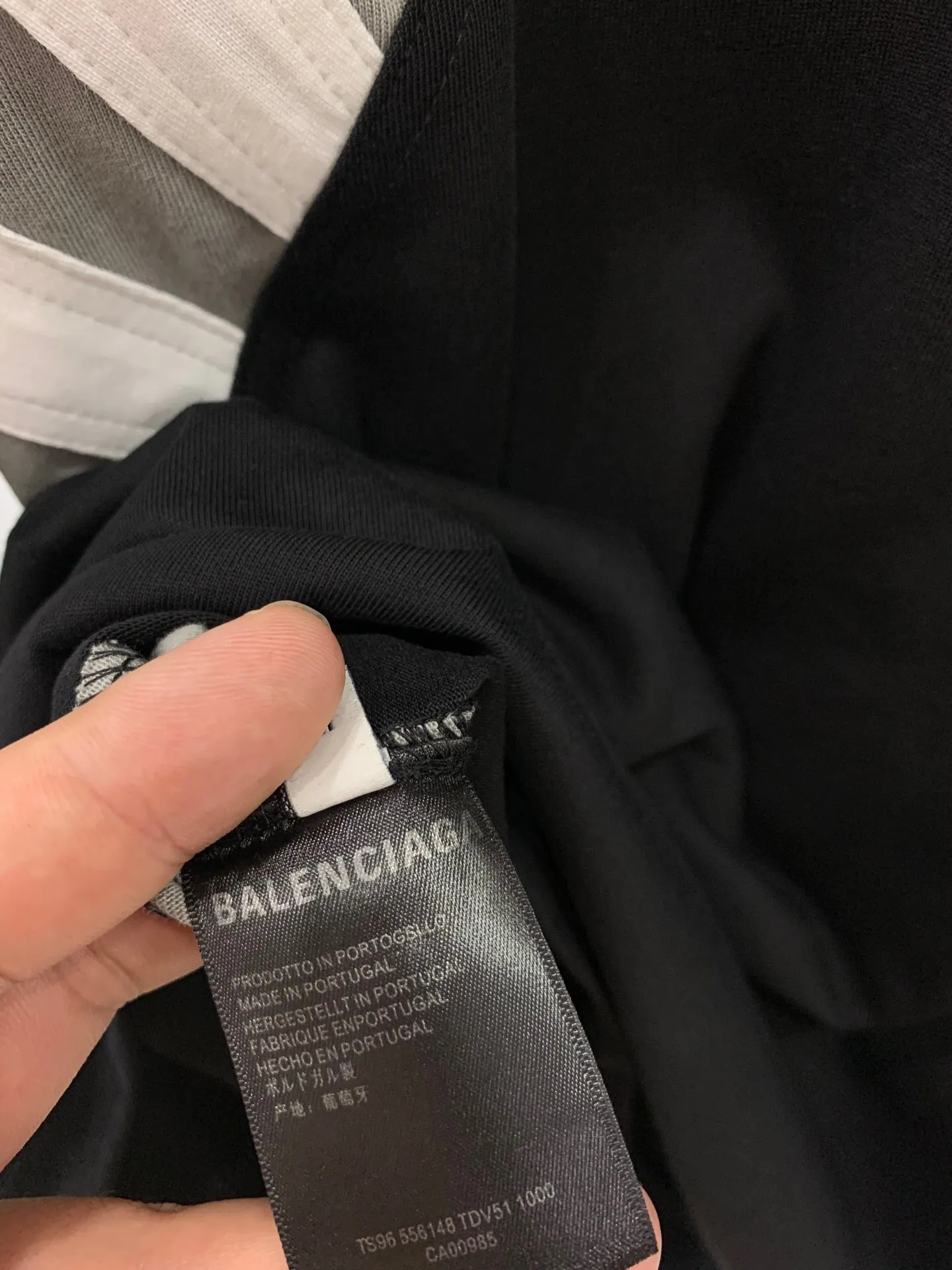 [New arrival] The top tested version of BALENCIAGA/Balenciaga 22SS spliced heavy industry male and female couple star same style short-sleeved T-shirt. Here is an explanation why it is dozens of dollars more expensive for me than others: 1. I feel that there is nothing to explain. This product can be shipped at this price and it is already a philanthropist. The difficulty of the splicing. I changed a dozen factories and shook my head. It is a miracle that it can be shipped. 2. Each model is produced by the company. The details of the workmanship and fabrics are consistent with the original ones. There is no color difference between them and the counters. Replica is not terrible. Whoever fakes it will be embarrassed. It’s not shameful to make a replica, it’s shameful if you can’t buy the correct version if you make a replica. All of my series can be found in all major places and will be absolutely stunning! 3. The fabric is made of 280g Paris-specific double yarn. No one can make better fabrics than mine. There is really no way to compare with the ordinary version on the market. Respect it. It is authentic and costs thousands of dollars. Don’t wear the quality of street stalls. 4. The workmanship is restored in all aspects and the packaging is restored in all aspects. 5. I guarantee here that this is the highest quality you can find. Size: XS-L (the correct version size L can wear 220 pounds, which is very large) Fabric: Customized 280g custom-woven and dyed double yarn Color: Black Version: The whole piece adopts three-needle and five-thread technology, (neckline-shoulder seam-sleeve seam-pressed double thread, looks more three-dimensional and textured) The same process as the original original, classic version, small dropped shoulders, micro silhouette! ✔️Correct 240g double yarn fabric ✔️Correct high version ✔️Correct double yarn high weight thread ✔️Correct packaging details P:310
