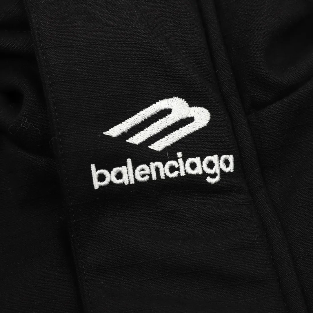 🅿️570 Balenciaga/Balenciaga logo embroidered ski quilted jacket. Custom-woven and dyed same-grain plaid fabric with 7*8 plaid pattern, plus special technology to achieve national standard snowproof, windproof and waterproof performance. The cost is extremely high. The inner 5A grade Xinjiang cotton has high density, strong elasticity and excellent thermal insulation effect. Custom-made inner belt anti-slip strips are made of imported rubber material to ensure no deformation, no hardening, and perfect waist fit. , no wind will leak or snow will enter during intense exercise, and can be removed for daily wear without affecting the overall effect. The waterproof zipper on the inside of the sleeve is waterproof and can wick away sweat and breathable after strenuous exercise. There are sleeves on the inside of the left and right sleeves, which can be worn during skiing and can be hidden during daily leisure. It can be worn both for sports and daily wear. , independent mold opening hardware, snap buttons, and eyelets to distinguish the original mold opening, distinguish market products, and restore to the greatest extent, ready-made garment assembly line production, domestic first-line professional ski clothing factory manufacturing, foreign trade export quality, each worker has a process to ensure timeliness while ensuring consistent quality. Imported round-head needles 1 inch 12 needles are used to ensure the waterproof effect of the clothes. Size: XS-L
