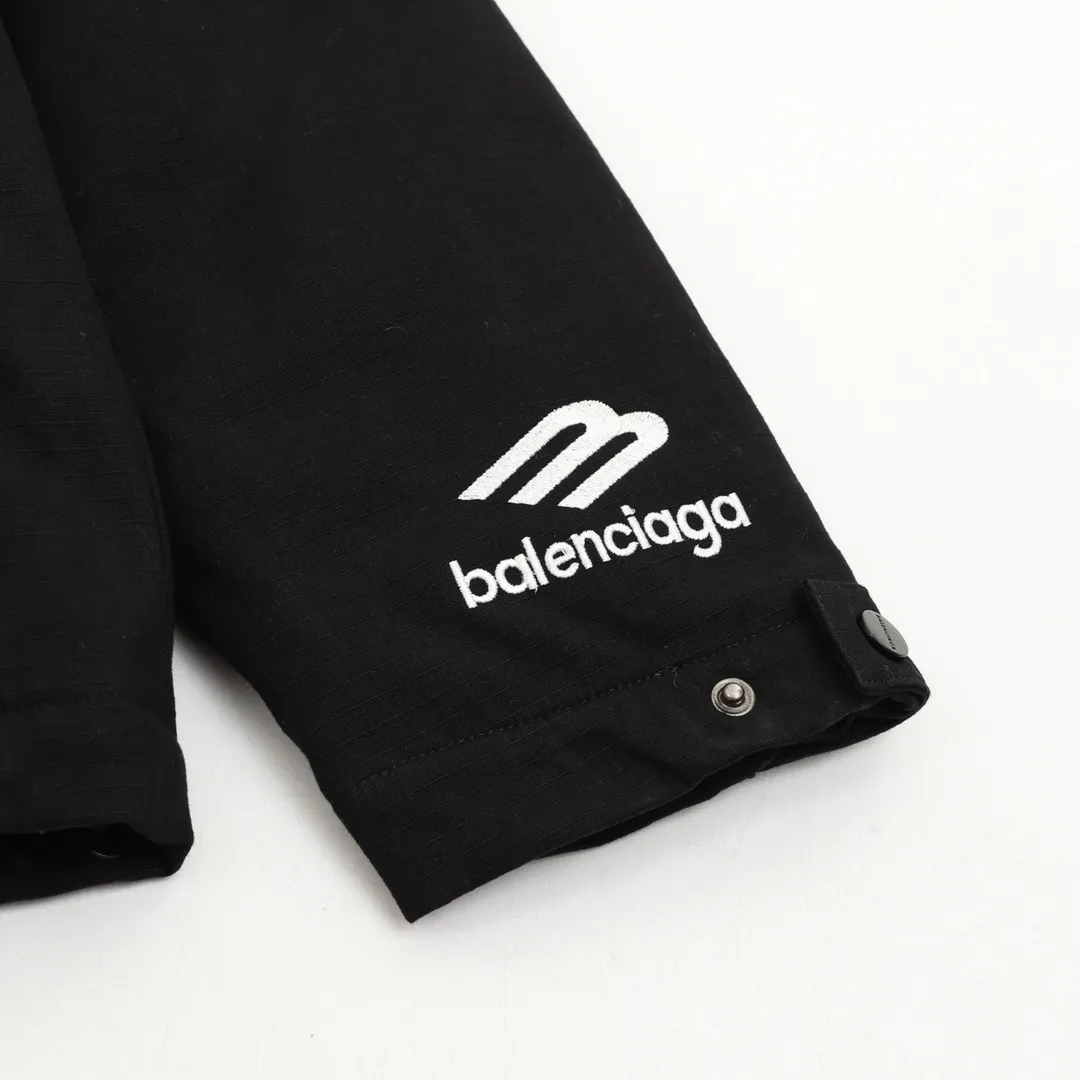 🅿️570 Balenciaga/Balenciaga logo embroidered ski quilted jacket. Custom-woven and dyed same-grain plaid fabric with 7*8 plaid pattern, plus special technology to achieve national standard snowproof, windproof and waterproof performance. The cost is extremely high. The inner 5A grade Xinjiang cotton has high density, strong elasticity and excellent thermal insulation effect. Custom-made inner belt anti-slip strips are made of imported rubber material to ensure no deformation, no hardening, and perfect waist fit. , no wind will leak or snow will enter during intense exercise, and can be removed for daily wear without affecting the overall effect. The waterproof zipper on the inside of the sleeve is waterproof and can wick away sweat and breathable after strenuous exercise. There are sleeves on the inside of the left and right sleeves, which can be worn during skiing and can be hidden during daily leisure. It can be worn both for sports and daily wear. , independent mold opening hardware, snap buttons, and eyelets to distinguish the original mold opening, distinguish market products, and restore to the greatest extent, ready-made garment assembly line production, domestic first-line professional ski clothing factory manufacturing, foreign trade export quality, each worker has a process to ensure timeliness while ensuring consistent quality. Imported round-head needles 1 inch 12 needles are used to ensure the waterproof effect of the clothes. Size: XS-L