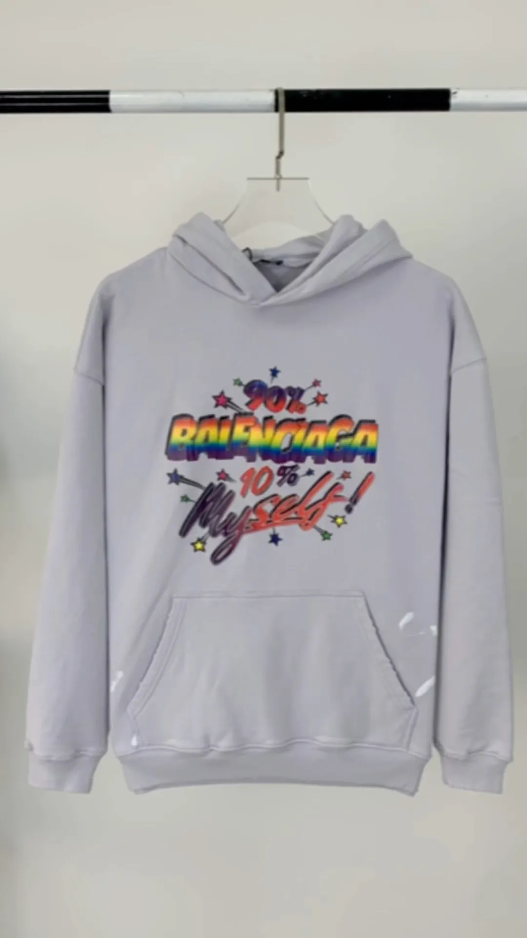 Real shot of the video————The top tested version BALENCIAGA 90%10% colorful burst pattern printed male and female couple star same style autumn and winter hooded hoodie sweatshirt front panel printing rubber bursting effect using imported transparent slurry to scrape the bottom to make the print cracking feel uniform. You don’t have to worry about it falling off, as long as it’s not violently machine washed (it’s no problem at all to wash and dry it). The hem is artificially embellished with hand-painted prints, creating a French messy graffiti style! All holes on the body are manually worn and positioned. The holes are even and won't affect the overall structure of the clothes, and they won't get bigger with washing! The fabric is made of 480g cotton terry fabric, brand new, washed, and labeled. zp consistent synchronization. Size: XS-L Color: Silver P:440