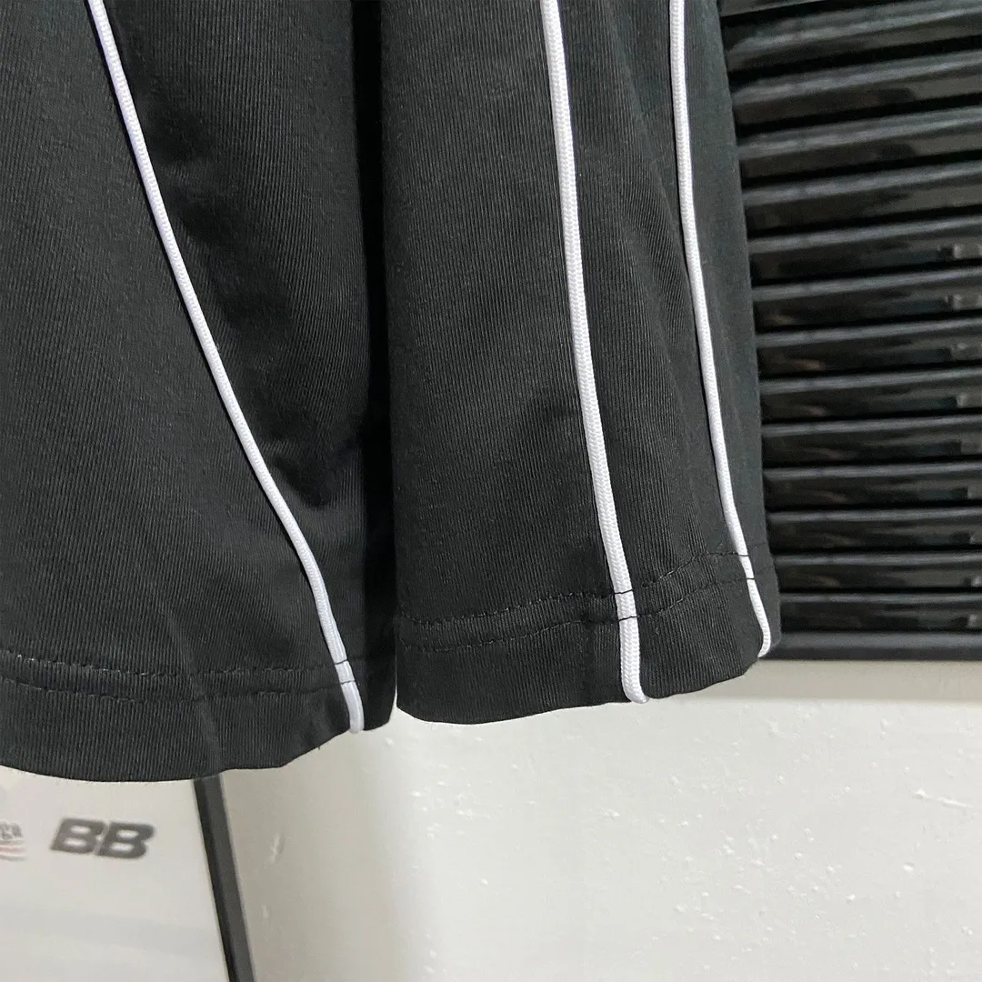 🅿️250 8151# Real photos Top version [[BALENCIA*GA] Official website quality Paris new joint football jersey long-sleeved T-shirt OS version Loose dropped shoulders Unisex style Fabric: 260g 100% cotton double yarn Process: Front and rear panel printing Front panel embroidery Garment washing Shape solid Color: Black White Pink Red Fluorescent Yellow Size: XS S M L