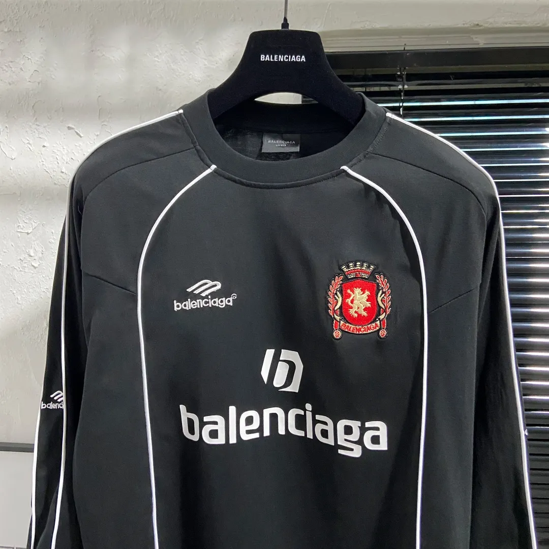 🅿️250 8151# Real photos Top version [[BALENCIA*GA] Official website quality Paris new joint football jersey long-sleeved T-shirt OS version Loose dropped shoulders Unisex style Fabric: 260g 100% cotton double yarn Process: Front and rear panel printing Front panel embroidery Garment washing Shape solid Color: Black White Pink Red Fluorescent Yellow Size: XS S M L