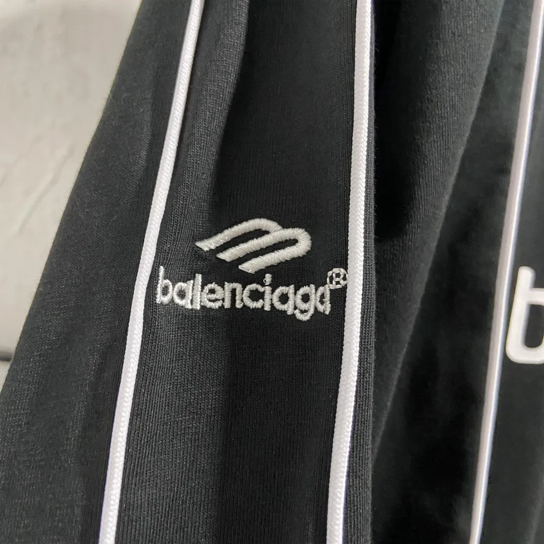 🅿️250 8151# Real photos Top version [[BALENCIA*GA] Official website quality Paris new joint football jersey long-sleeved T-shirt OS version Loose dropped shoulders Unisex style Fabric: 260g 100% cotton double yarn Process: Front and rear panel printing Front panel embroidery Garment washing Shape solid Color: Black White Pink Red Fluorescent Yellow Size: XS S M L