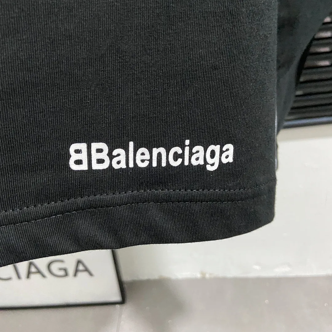 🅿️250 8151# Real photos Top version [[BALENCIA*GA] Official website quality Paris new joint football jersey long-sleeved T-shirt OS version Loose dropped shoulders Unisex style Fabric: 260g 100% cotton double yarn Process: Front and rear panel printing Front panel embroidery Garment washing Shape solid Color: Black White Pink Red Fluorescent Yellow Size: XS S M L