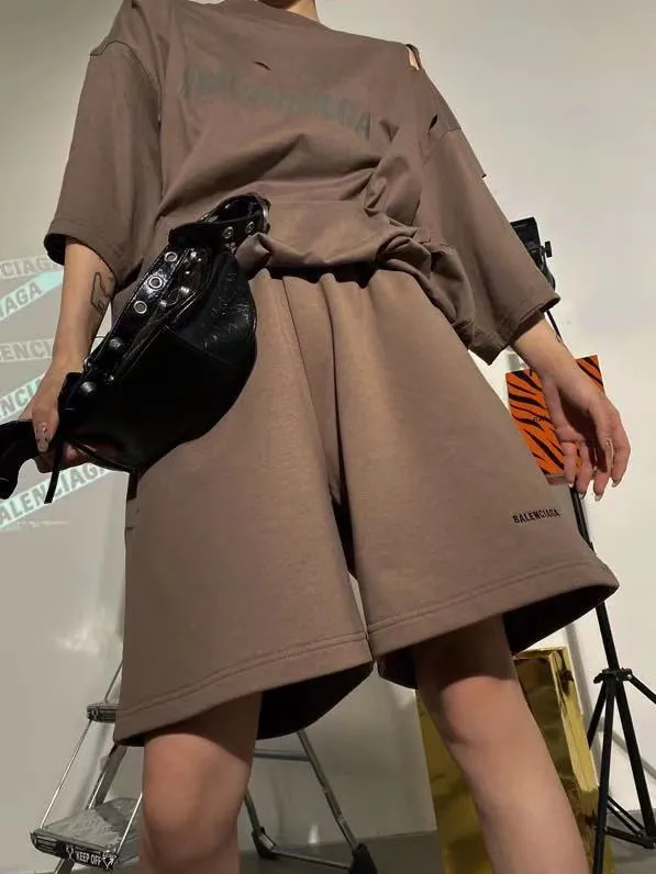 ♻️💯Refer to the model picture for the upper body❤️The top tested version of BALENCIAGA basic embroidered cotton loose shorts for men and women, the same fashion brand shorts. Fabric: Customized fish scale terry cotton fabric 440 grams, super heavy, ready-to-wear washed and soft to the touch. Printing: Japanese Tajima embroidery technology is used, the embroidery is accurate, the printing is meticulous and full, and there is no thread skipping. Accessories: Customized full set of BLCG accessories Color: dark brown, gray, black, white Size: XS-L P:310
