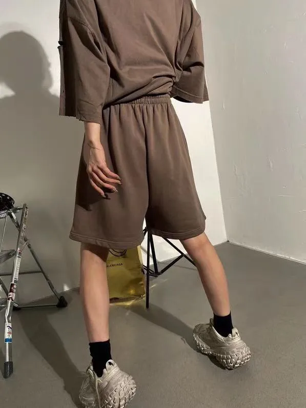 ♻️💯Refer to the model picture for the upper body❤️The top tested version of BALENCIAGA basic embroidered cotton loose shorts for men and women, the same fashion brand shorts. Fabric: Customized fish scale terry cotton fabric 440 grams, super heavy, ready-to-wear washed and soft to the touch. Printing: Japanese Tajima embroidery technology is used, the embroidery is accurate, the printing is meticulous and full, and there is no thread skipping. Accessories: Customized full set of BLCG accessories Color: dark brown, gray, black, white Size: XS-L P:310