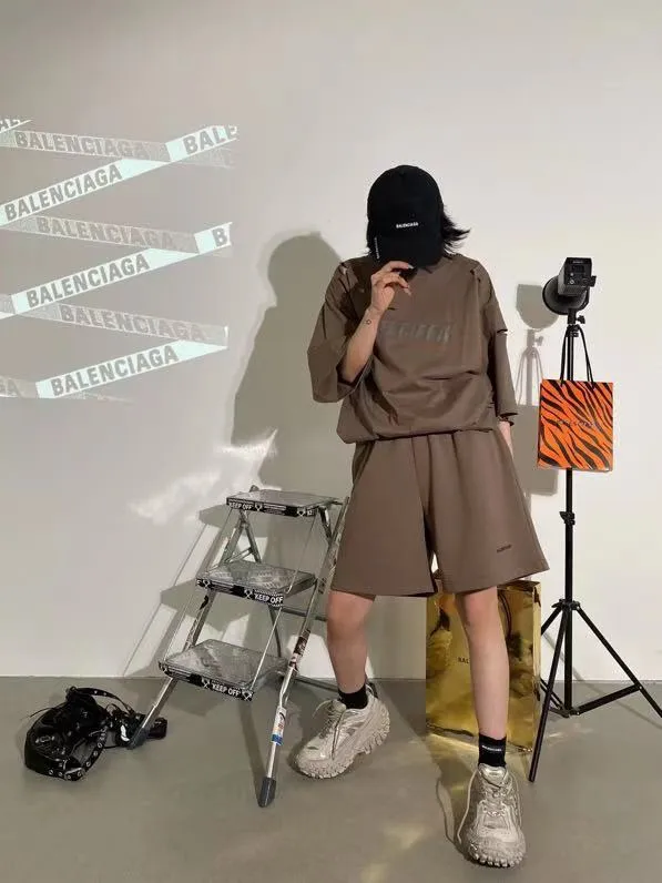 ♻️💯Refer to the model picture for the upper body❤️The top tested version of BALENCIAGA basic embroidered cotton loose shorts for men and women, the same fashion brand shorts. Fabric: Customized fish scale terry cotton fabric 440 grams, super heavy, ready-to-wear washed and soft to the touch. Printing: Japanese Tajima embroidery technology is used, the embroidery is accurate, the printing is meticulous and full, and there is no thread skipping. Accessories: Customized full set of BLCG accessories Color: dark brown, gray, black, white Size: XS-L P:310