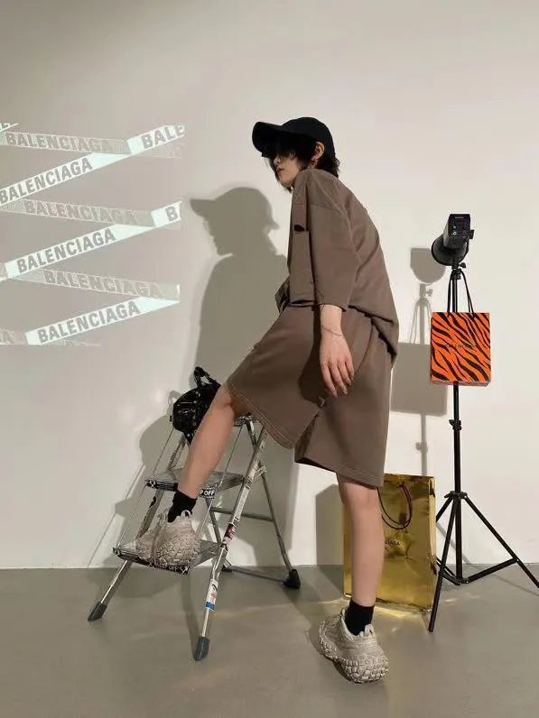♻️💯Refer to the model picture for the upper body❤️The top tested version of BALENCIAGA basic embroidered cotton loose shorts for men and women, the same fashion brand shorts. Fabric: Customized fish scale terry cotton fabric 440 grams, super heavy, ready-to-wear washed and soft to the touch. Printing: Japanese Tajima embroidery technology is used, the embroidery is accurate, the printing is meticulous and full, and there is no thread skipping. Accessories: Customized full set of BLCG accessories Color: dark brown, gray, black, white Size: XS-L P:310