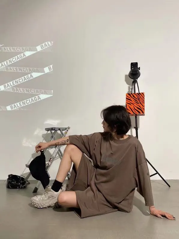 ♻️💯Refer to the model picture for the upper body❤️The top tested version of BALENCIAGA basic embroidered cotton loose shorts for men and women, the same fashion brand shorts. Fabric: Customized fish scale terry cotton fabric 440 grams, super heavy, ready-to-wear washed and soft to the touch. Printing: Japanese Tajima embroidery technology is used, the embroidery is accurate, the printing is meticulous and full, and there is no thread skipping. Accessories: Customized full set of BLCG accessories Color: dark brown, gray, black, white Size: XS-L P:310
