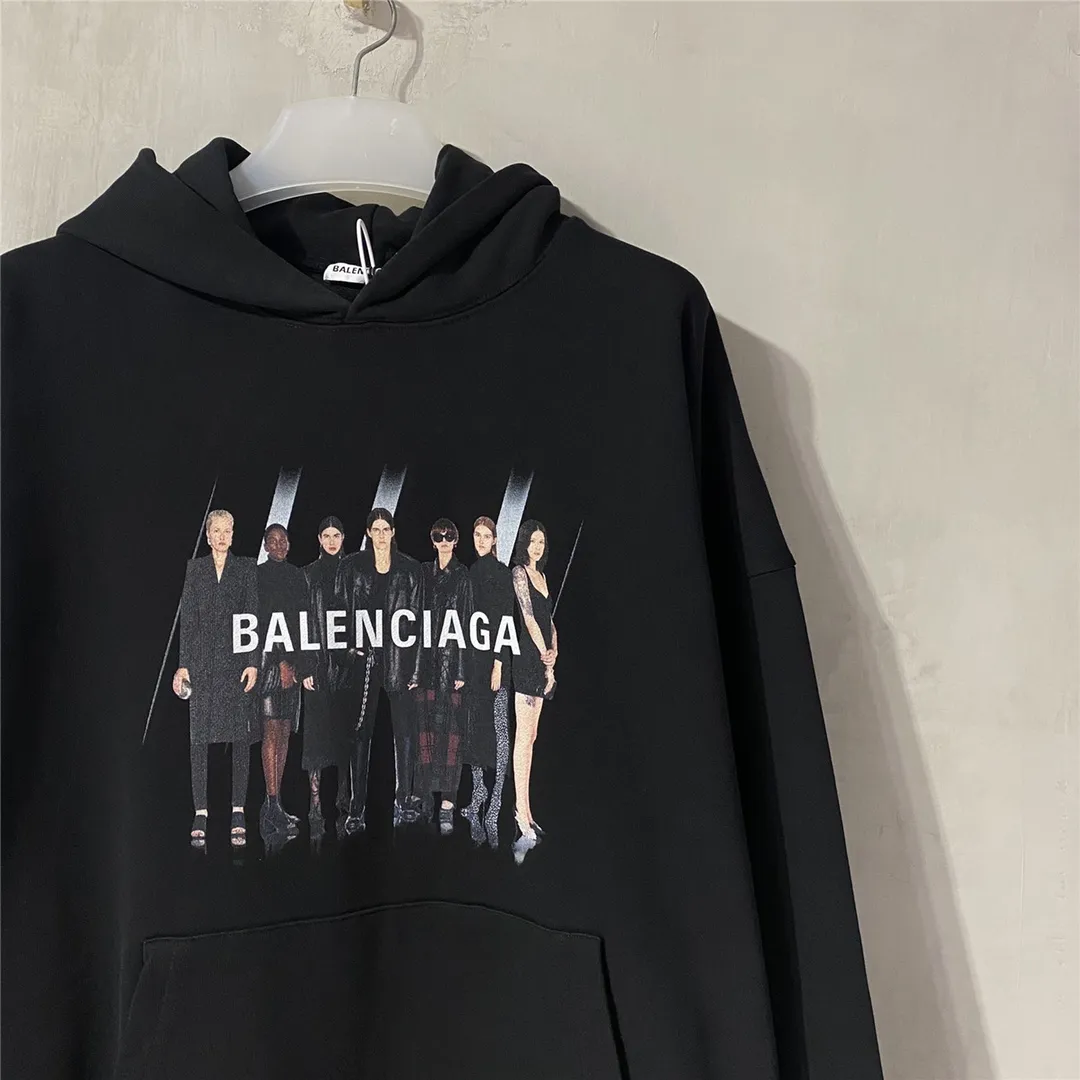 The certified version of BALENCIAGA Balenciaga portrait band B family hooded sweatshirt 1:1 restored replica version is a popular hot item in ins Xiaohongshu and a popular recommendation from Internet celebrity bloggers. The fabric is made of 480 grams of large terry cotton fabric, and has been pre-shrunk to a weight of about 520 grams. The original purchase is made and patterned, and the positioning and cutting process is used! Pure version! The imported Israeli Kornit digital direct-injection printing technology makes the reflection of characters three-dimensional and real. This is also the first place to look for identification. I make every piece of clothing with conscience and strive for excellence in every aspect. Just to sell a piece of clothing and retain a customer. Although our products are a little more expensive than others, the expensive money is kept in the clothes and is definitely not imported into my pocket.  Customized washable labels, bag labels, and collar labels. Can reach professional level.  Restore the 1:1 replica craftsmanship! B's new early autumn series, a very high-end series of single items for men and women!  Size: XS-L Color: Black P:450