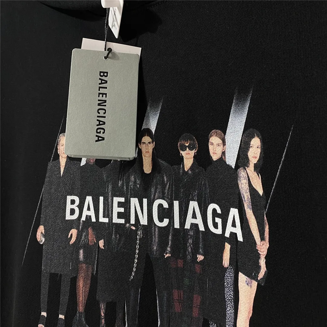 The certified version of BALENCIAGA Balenciaga portrait band B family hooded sweatshirt 1:1 restored replica version is a popular hot item in ins Xiaohongshu and a popular recommendation from Internet celebrity bloggers. The fabric is made of 480 grams of large terry cotton fabric, and has been pre-shrunk to a weight of about 520 grams. The original purchase is made and patterned, and the positioning and cutting process is used! Pure version! The imported Israeli Kornit digital direct-injection printing technology makes the reflection of characters three-dimensional and real. This is also the first place to look for identification. I make every piece of clothing with conscience and strive for excellence in every aspect. Just to sell a piece of clothing and retain a customer. Although our products are a little more expensive than others, the expensive money is kept in the clothes and is definitely not imported into my pocket.  Customized washable labels, bag labels, and collar labels. Can reach professional level.  Restore the 1:1 replica craftsmanship! B's new early autumn series, a very high-end series of single items for men and women!  Size: XS-L Color: Black P:450