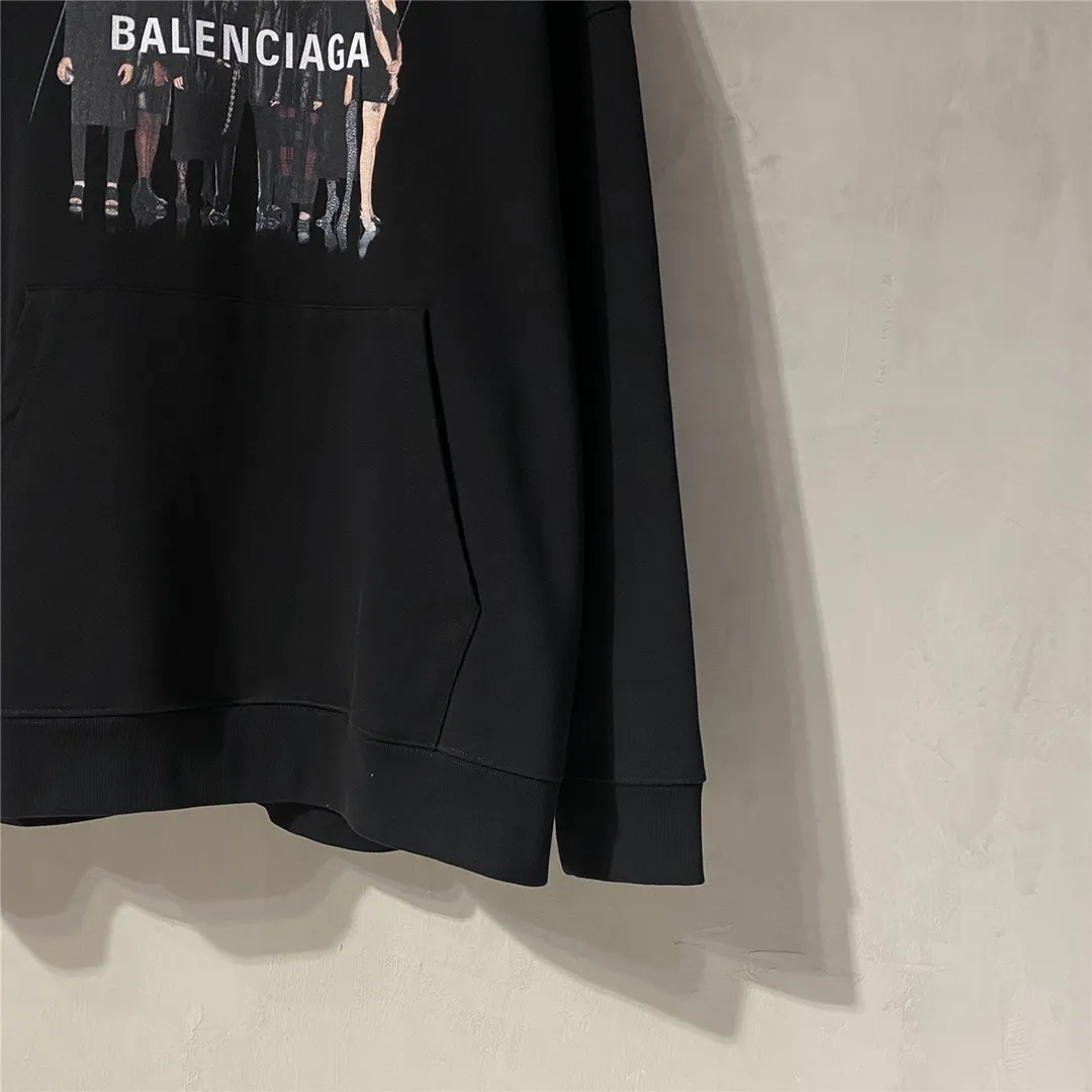 The certified version of BALENCIAGA Balenciaga portrait band B family hooded sweatshirt 1:1 restored replica version is a popular hot item in ins Xiaohongshu and a popular recommendation from Internet celebrity bloggers. The fabric is made of 480 grams of large terry cotton fabric, and has been pre-shrunk to a weight of about 520 grams. The original purchase is made and patterned, and the positioning and cutting process is used! Pure version! The imported Israeli Kornit digital direct-injection printing technology makes the reflection of characters three-dimensional and real. This is also the first place to look for identification. I make every piece of clothing with conscience and strive for excellence in every aspect. Just to sell a piece of clothing and retain a customer. Although our products are a little more expensive than others, the expensive money is kept in the clothes and is definitely not imported into my pocket.  Customized washable labels, bag labels, and collar labels. Can reach professional level.  Restore the 1:1 replica craftsmanship! B's new early autumn series, a very high-end series of single items for men and women!  Size: XS-L Color: Black P:450