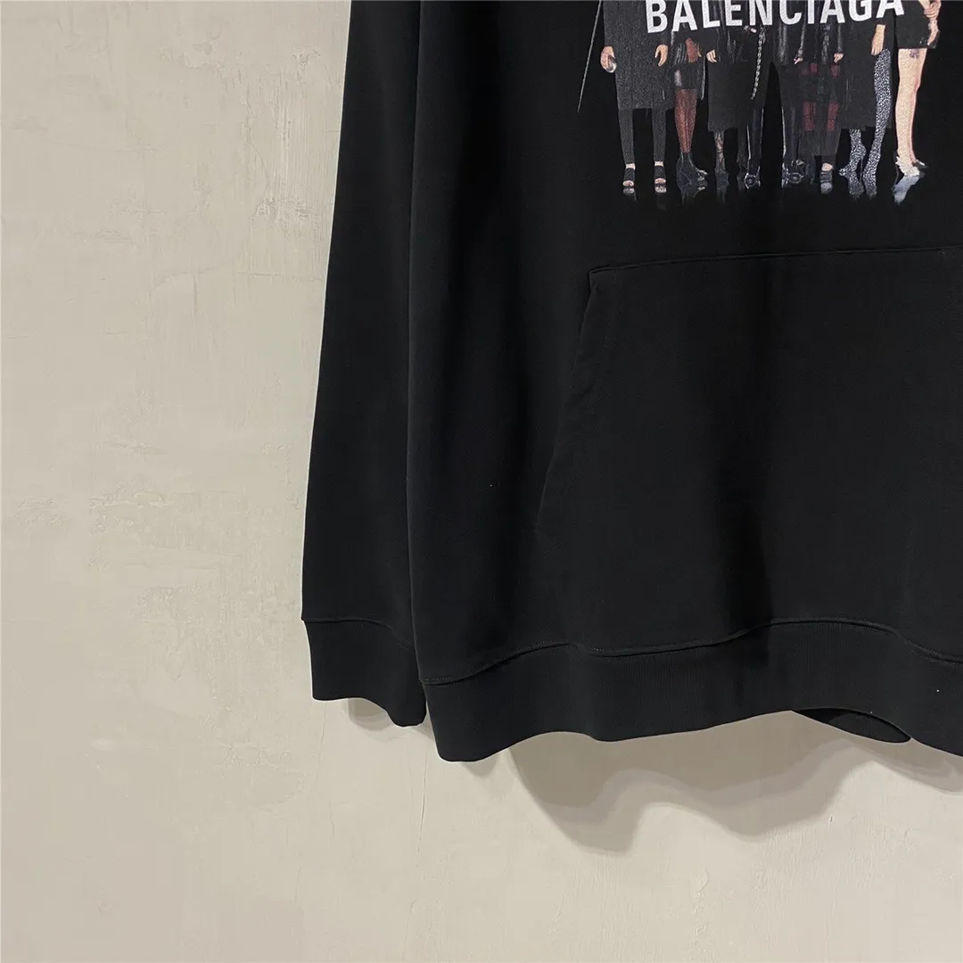 The certified version of BALENCIAGA Balenciaga portrait band B family hooded sweatshirt 1:1 restored replica version is a popular hot item in ins Xiaohongshu and a popular recommendation from Internet celebrity bloggers. The fabric is made of 480 grams of large terry cotton fabric, and has been pre-shrunk to a weight of about 520 grams. The original purchase is made and patterned, and the positioning and cutting process is used! Pure version! The imported Israeli Kornit digital direct-injection printing technology makes the reflection of characters three-dimensional and real. This is also the first place to look for identification. I make every piece of clothing with conscience and strive for excellence in every aspect. Just to sell a piece of clothing and retain a customer. Although our products are a little more expensive than others, the expensive money is kept in the clothes and is definitely not imported into my pocket.  Customized washable labels, bag labels, and collar labels. Can reach professional level.  Restore the 1:1 replica craftsmanship! B's new early autumn series, a very high-end series of single items for men and women!  Size: XS-L Color: Black P:450
