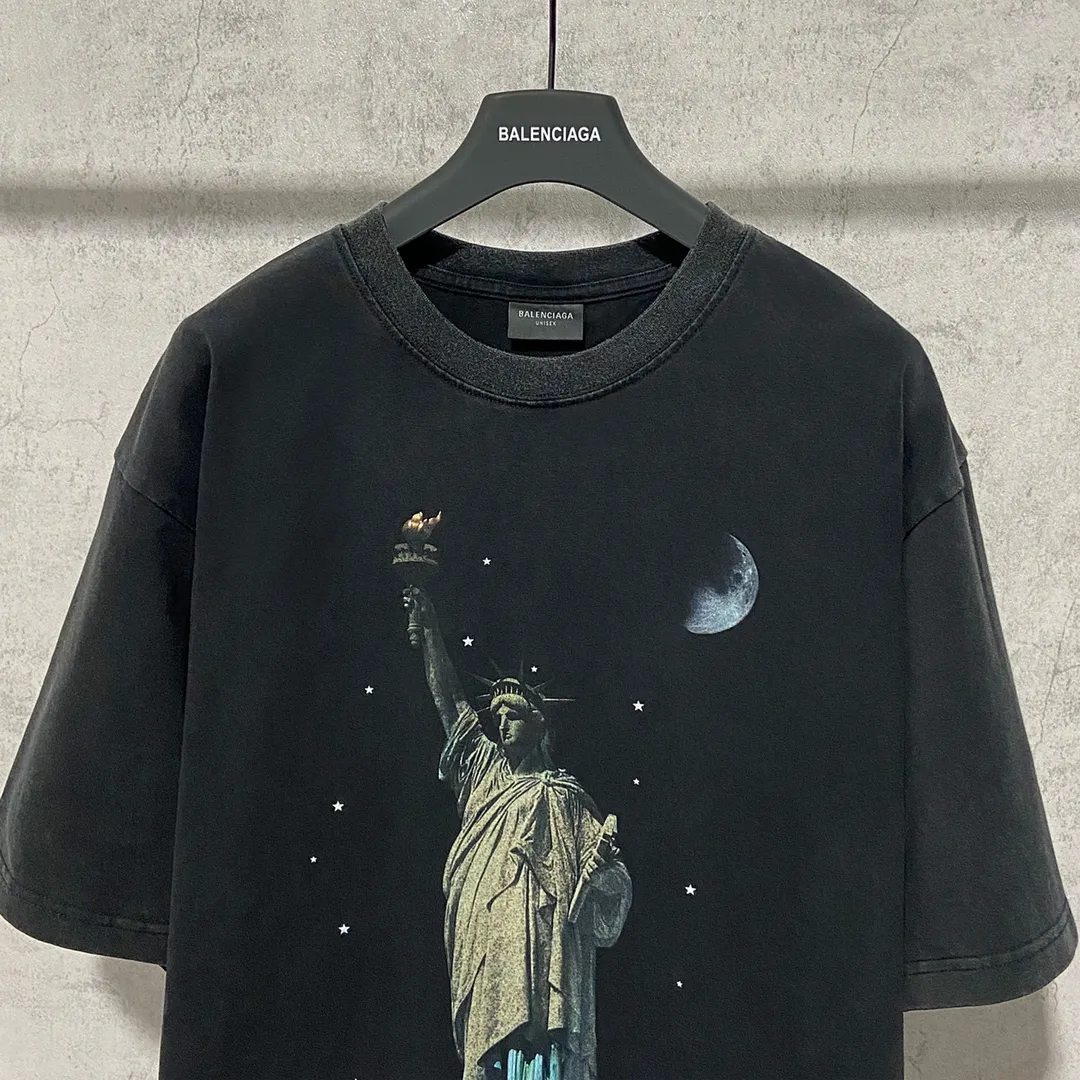 🅿️180 9112# Actual photo top version [[BALENCIA*GA] official website quality Paris new Statue of Liberty catwalk style short-sleeved T-shirt OS version loose dropped shoulders Unisex style Fabric: 260g 100% cotton double yarn Technology: front digital direct printing Garment wash worn distressed fixed color Color: washed black white Size: XS S M L