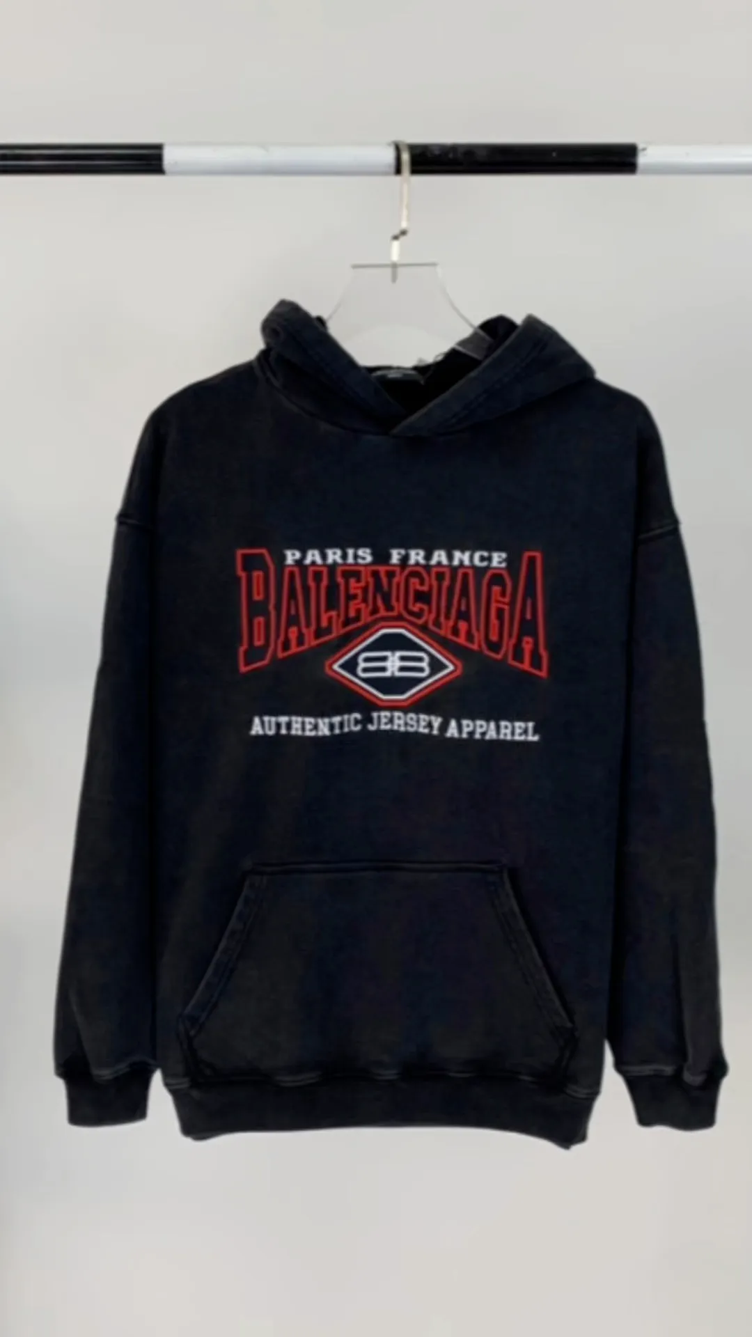 Real shot of the video——Spring and autumn top version of the new BALENCIAGA Balenciaga red letter embroidery double B pure cotton loose loose hooded sweatshirt for men and women couples is too complicated! Indescribable! Washed and lightly fried with snowflakes for a nostalgic treatment, and the shoulder sleeves are sprayed with maliu and washed with water! The entire fabric is pre-shrunk and then garment washed. Need better fabric. I guess L size has been reduced to XS size. Workmanship: Fine sewing craftsmanship, budget for the stitch size, and the degree of shrinkage after washing. You must buy one of this model. If you are still wondering which one to buy, then don’t worry, just buy this one! Printing: Produced by Tajima Embroidery in Japan, with 3D cherry blossom thread. Fabric: 480 combed cotton terry fabric, full of drape! Accessories: Customized ribbing, three-standard size: XS-L Color: washed black P: 480