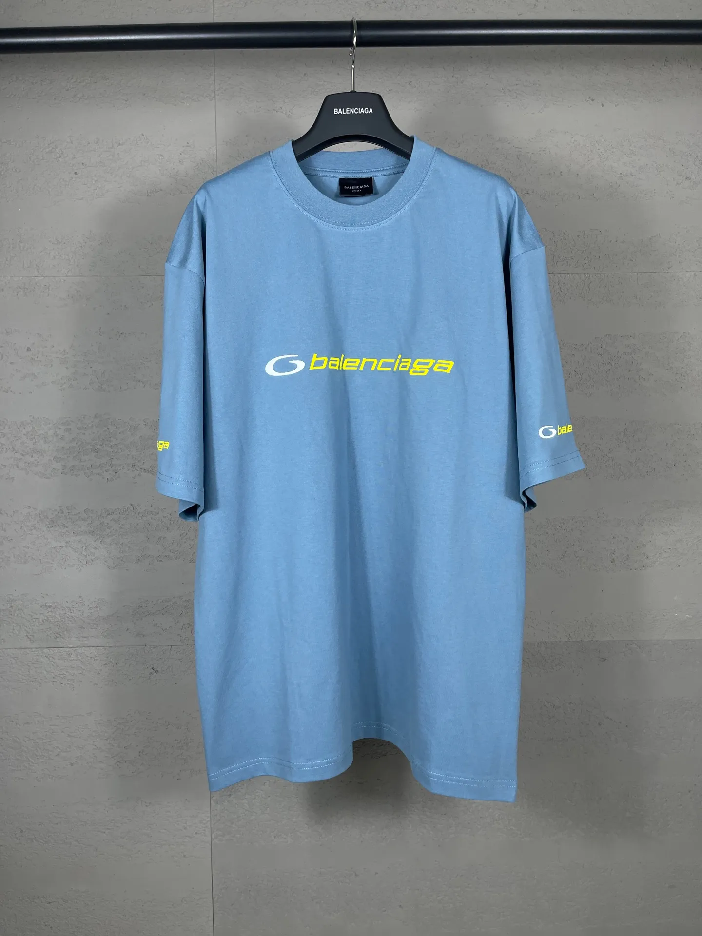 🅿️194 Real photos [Top version. Official website quality] BALENCI*GA/Paris BALENCI*GA# new style, 2025 new letter LOGO on the front and back, exquisite embroidery on the left and right cuffs of short-sleeved T-shirts. Brick cabinet synchronization. Welcome to compare. The fabric is made of Paris ZP custom-woven and dyed 100% cotton double-yarn compact cotton. The weight is 260 grams. The cloth surface is clean. The cloth pattern is clear. It is soft and comfortable. It has good color fastness and is not easy to change color. The threads are woven and dyed with no color difference. The embroidery is done using a Tajima embroidery machine, with clear patterns and three-dimensional letters. Comparisons welcome. Restore brick cabinet. The version adopts OS loose shoulder version. Same style for men and women. Code: BL253680 Color: black. Mist Blue Size: XS S M L