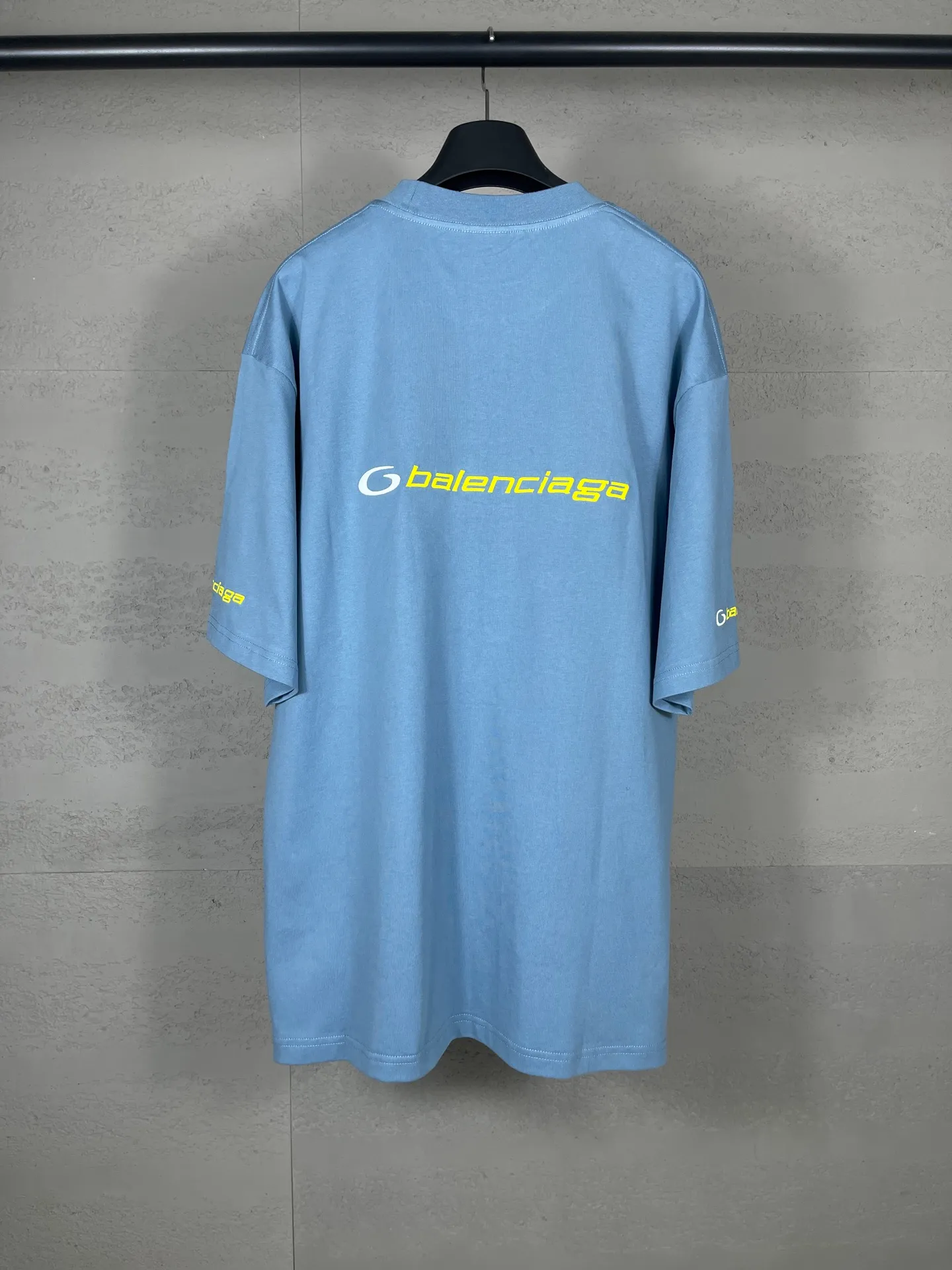🅿️194 Real photos [Top version. Official website quality] BALENCI*GA/Paris BALENCI*GA# new style, 2025 new letter LOGO on the front and back, exquisite embroidery on the left and right cuffs of short-sleeved T-shirts. Brick cabinet synchronization. Welcome to compare. The fabric is made of Paris ZP custom-woven and dyed 100% cotton double-yarn compact cotton. The weight is 260 grams. The cloth surface is clean. The cloth pattern is clear. It is soft and comfortable. It has good color fastness and is not easy to change color. The threads are woven and dyed with no color difference. The embroidery is done using a Tajima embroidery machine, with clear patterns and three-dimensional letters. Comparisons welcome. Restore brick cabinet. The version adopts OS loose shoulder version. Same style for men and women. Code: BL253680 Color: black. Mist Blue Size: XS S M L