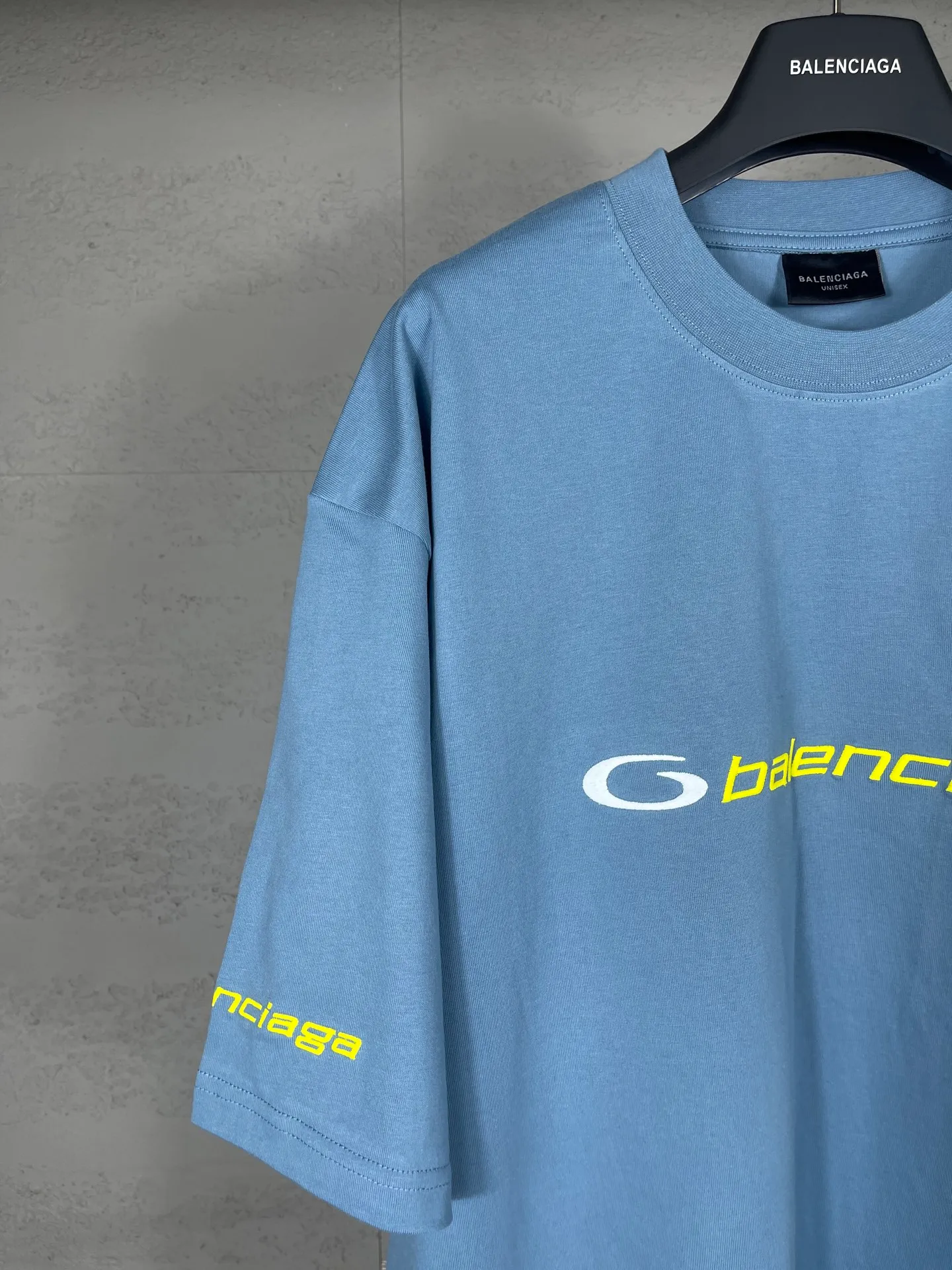 🅿️194 Real photos [Top version. Official website quality] BALENCI*GA/Paris BALENCI*GA# new style, 2025 new letter LOGO on the front and back, exquisite embroidery on the left and right cuffs of short-sleeved T-shirts. Brick cabinet synchronization. Welcome to compare. The fabric is made of Paris ZP custom-woven and dyed 100% cotton double-yarn compact cotton. The weight is 260 grams. The cloth surface is clean. The cloth pattern is clear. It is soft and comfortable. It has good color fastness and is not easy to change color. The threads are woven and dyed with no color difference. The embroidery is done using a Tajima embroidery machine, with clear patterns and three-dimensional letters. Comparisons welcome. Restore brick cabinet. The version adopts OS loose shoulder version. Same style for men and women. Code: BL253680 Color: black. Mist Blue Size: XS S M L