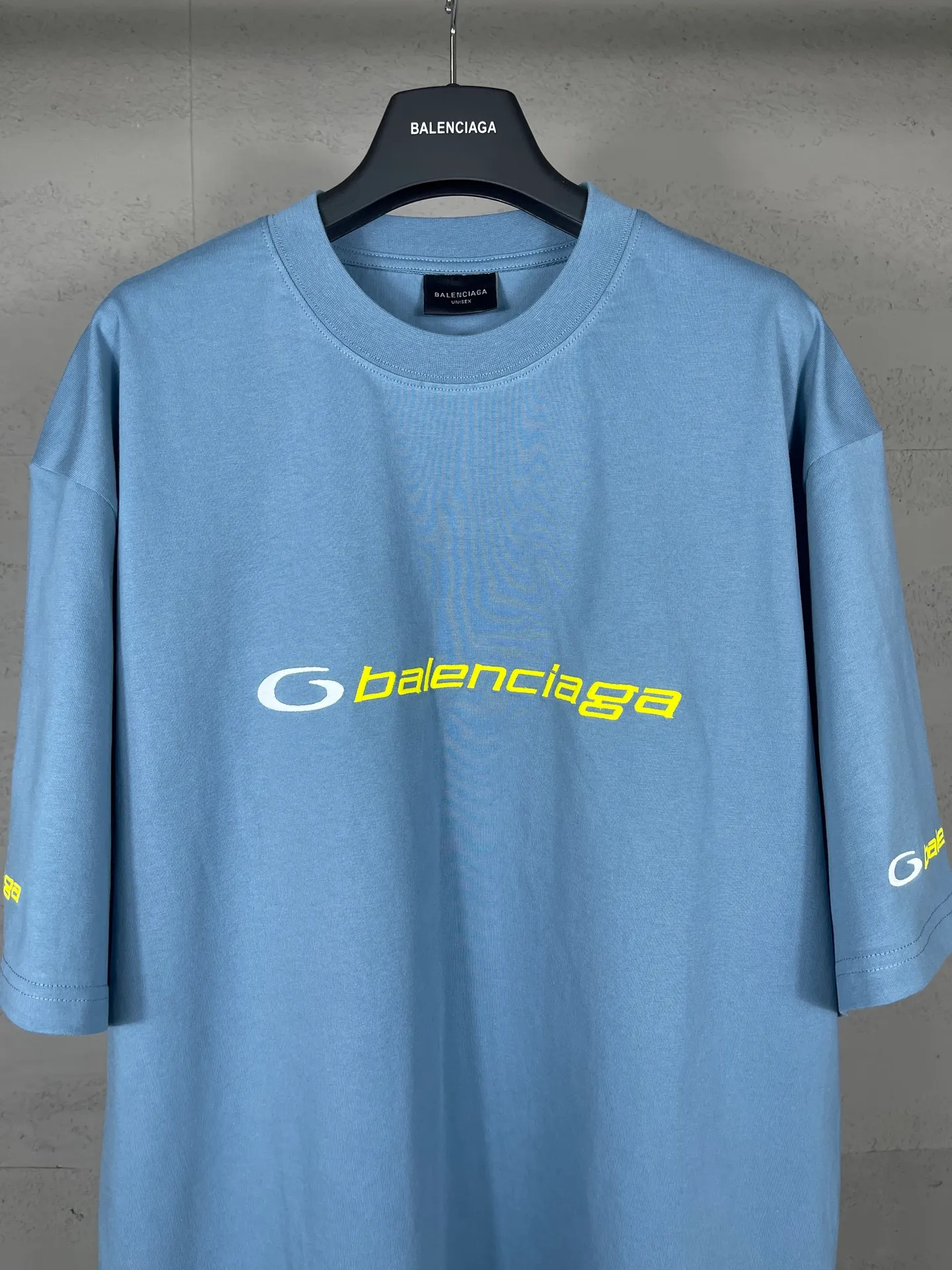 🅿️194 Real photos [Top version. Official website quality] BALENCI*GA/Paris BALENCI*GA# new style, 2025 new letter LOGO on the front and back, exquisite embroidery on the left and right cuffs of short-sleeved T-shirts. Brick cabinet synchronization. Welcome to compare. The fabric is made of Paris ZP custom-woven and dyed 100% cotton double-yarn compact cotton. The weight is 260 grams. The cloth surface is clean. The cloth pattern is clear. It is soft and comfortable. It has good color fastness and is not easy to change color. The threads are woven and dyed with no color difference. The embroidery is done using a Tajima embroidery machine, with clear patterns and three-dimensional letters. Comparisons welcome. Restore brick cabinet. The version adopts OS loose shoulder version. Same style for men and women. Code: BL253680 Color: black. Mist Blue Size: XS S M L