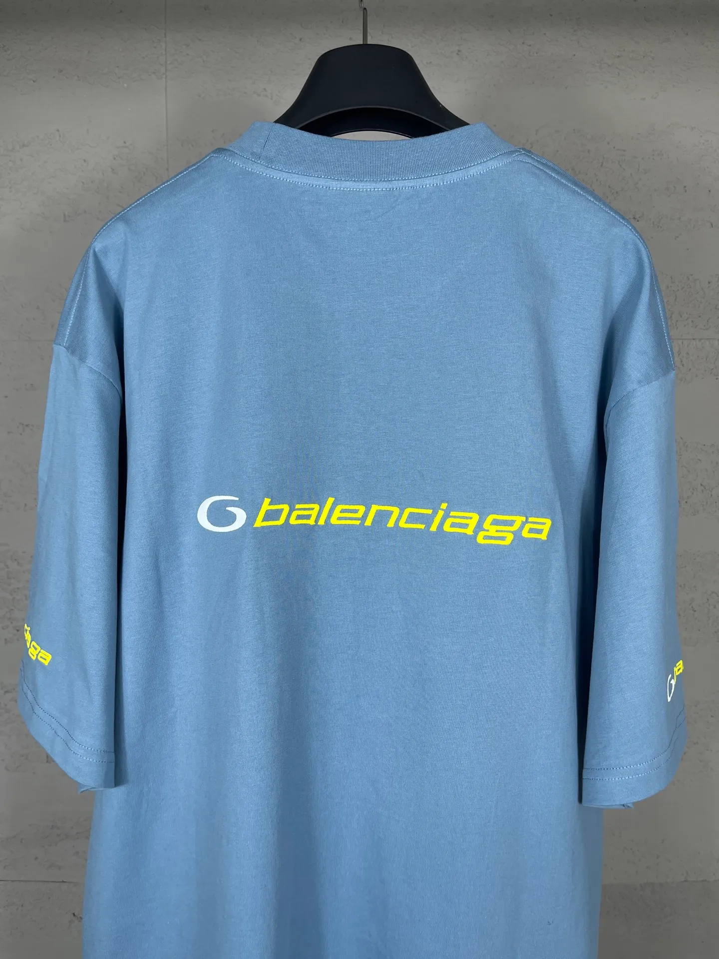 🅿️194 Real photos [Top version. Official website quality] BALENCI*GA/Paris BALENCI*GA# new style, 2025 new letter LOGO on the front and back, exquisite embroidery on the left and right cuffs of short-sleeved T-shirts. Brick cabinet synchronization. Welcome to compare. The fabric is made of Paris ZP custom-woven and dyed 100% cotton double-yarn compact cotton. The weight is 260 grams. The cloth surface is clean. The cloth pattern is clear. It is soft and comfortable. It has good color fastness and is not easy to change color. The threads are woven and dyed with no color difference. The embroidery is done using a Tajima embroidery machine, with clear patterns and three-dimensional letters. Comparisons welcome. Restore brick cabinet. The version adopts OS loose shoulder version. Same style for men and women. Code: BL253680 Color: black. Mist Blue Size: XS S M L
