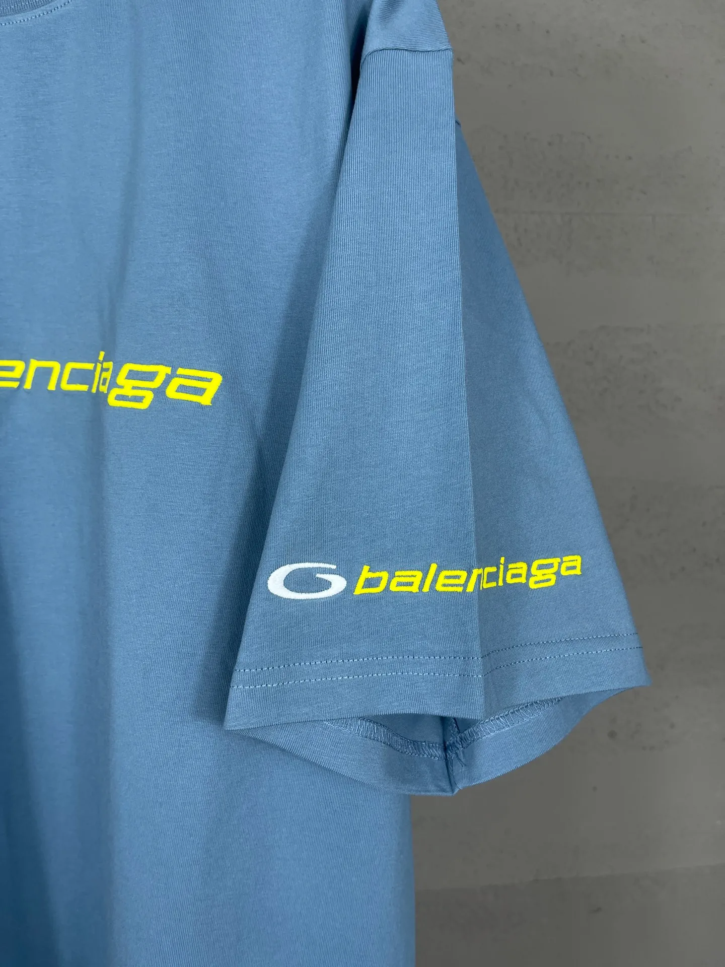 🅿️194 Real photos [Top version. Official website quality] BALENCI*GA/Paris BALENCI*GA# new style, 2025 new letter LOGO on the front and back, exquisite embroidery on the left and right cuffs of short-sleeved T-shirts. Brick cabinet synchronization. Welcome to compare. The fabric is made of Paris ZP custom-woven and dyed 100% cotton double-yarn compact cotton. The weight is 260 grams. The cloth surface is clean. The cloth pattern is clear. It is soft and comfortable. It has good color fastness and is not easy to change color. The threads are woven and dyed with no color difference. The embroidery is done using a Tajima embroidery machine, with clear patterns and three-dimensional letters. Comparisons welcome. Restore brick cabinet. The version adopts OS loose shoulder version. Same style for men and women. Code: BL253680 Color: black. Mist Blue Size: XS S M L