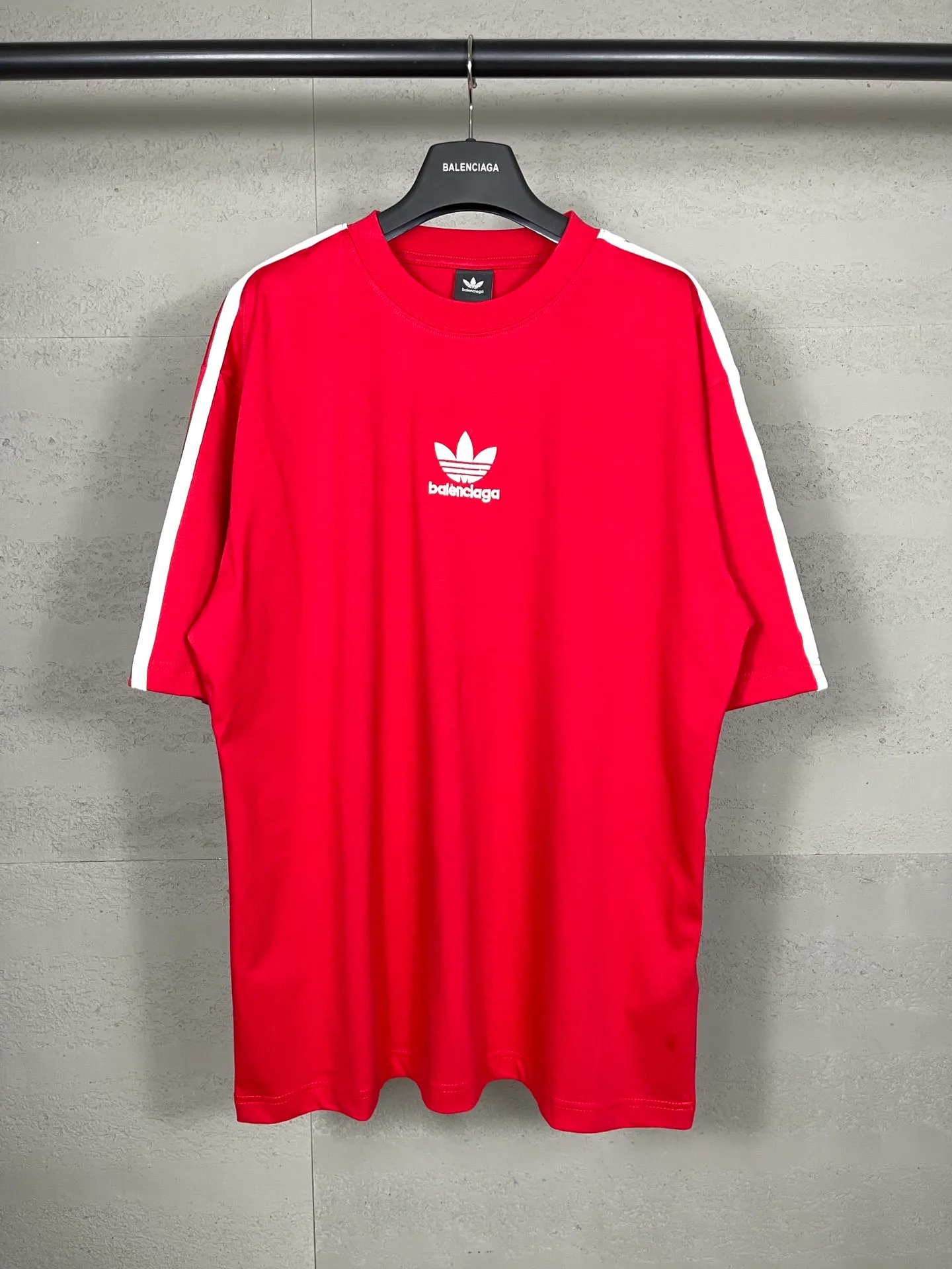 🅿️186 Real photos [Top version. Official website quality] BALENCI*GA/Paris co-branded Adidas three-leaf clover three-stripe LOGO embroidered short-sleeved T-shirt# The fabric is made of Paris ZP custom-woven and dyed cotton double yarn. Weighing 260 grams, the cloth surface is clean. The cloth pattern is clear, soft and comfortable. The threads are dyed with no color difference. The classic pattern embroidery uses imported embroidery, and the letters are clear, three-dimensional and without rough edges. Jubie market produces pictures based on pictures. Welcome to compare. The version adopts OS loose shoulder design. Same style for men and women. Code: BL223018 Color: black, white, blue, pink, red Size: XS to L