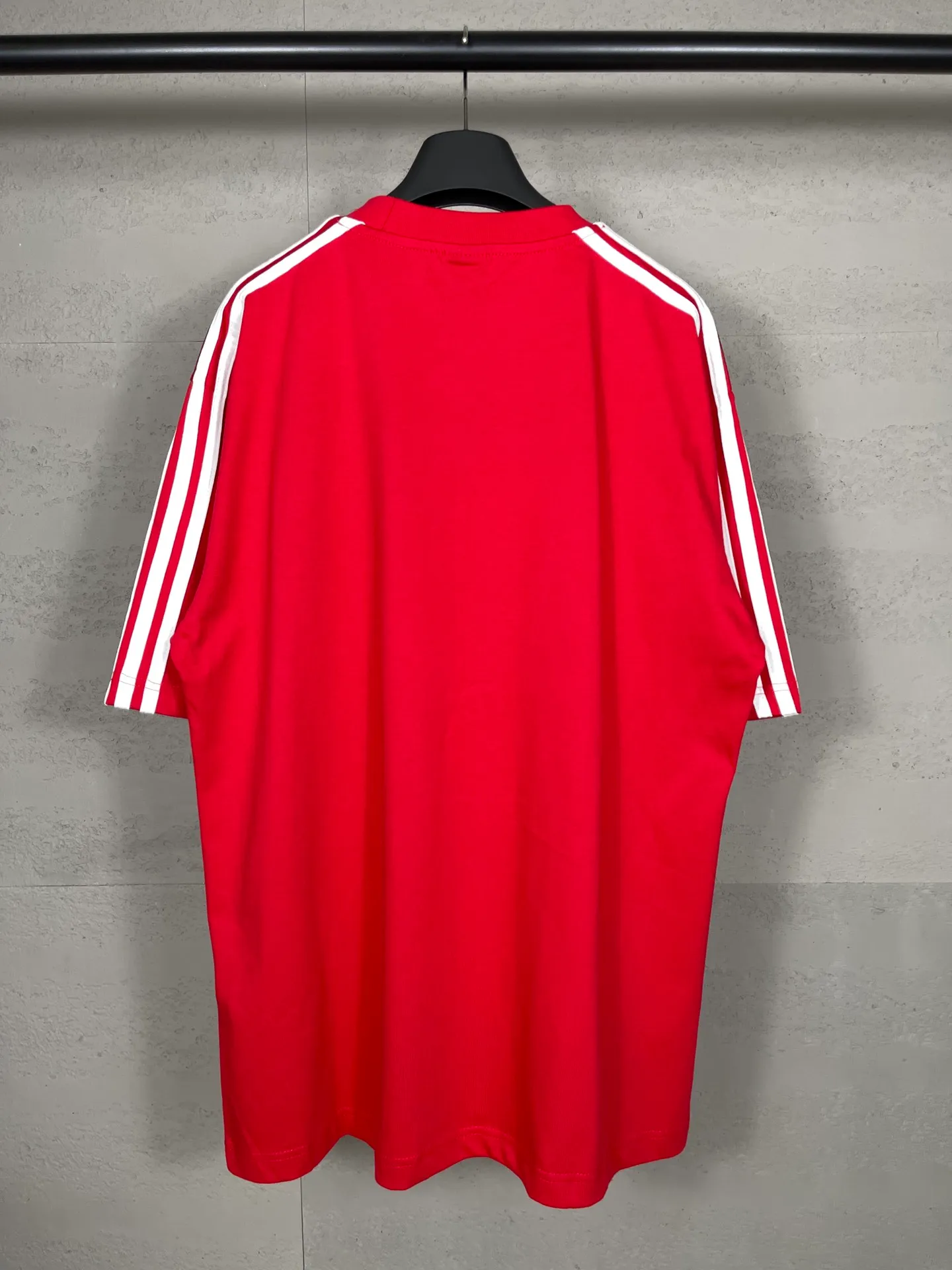 🅿️186 Real photos [Top version. Official website quality] BALENCI*GA/Paris co-branded Adidas three-leaf clover three-stripe LOGO embroidered short-sleeved T-shirt# The fabric is made of Paris ZP custom-woven and dyed cotton double yarn. Weighing 260 grams, the cloth surface is clean. The cloth pattern is clear, soft and comfortable. The threads are dyed with no color difference. The classic pattern embroidery uses imported embroidery, and the letters are clear, three-dimensional and without rough edges. Jubie market produces pictures based on pictures. Welcome to compare. The version adopts OS loose shoulder design. Same style for men and women. Code: BL223018 Color: black, white, blue, pink, red Size: XS to L