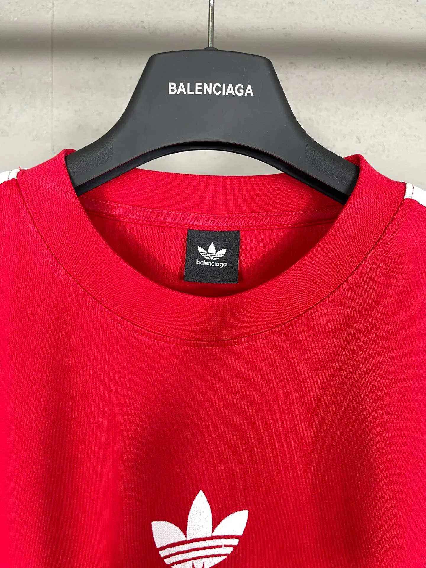 🅿️186 Real photos [Top version. Official website quality] BALENCI*GA/Paris co-branded Adidas three-leaf clover three-stripe LOGO embroidered short-sleeved T-shirt# The fabric is made of Paris ZP custom-woven and dyed cotton double yarn. Weighing 260 grams, the cloth surface is clean. The cloth pattern is clear, soft and comfortable. The threads are dyed with no color difference. The classic pattern embroidery uses imported embroidery, and the letters are clear, three-dimensional and without rough edges. Jubie market produces pictures based on pictures. Welcome to compare. The version adopts OS loose shoulder design. Same style for men and women. Code: BL223018 Color: black, white, blue, pink, red Size: XS to L