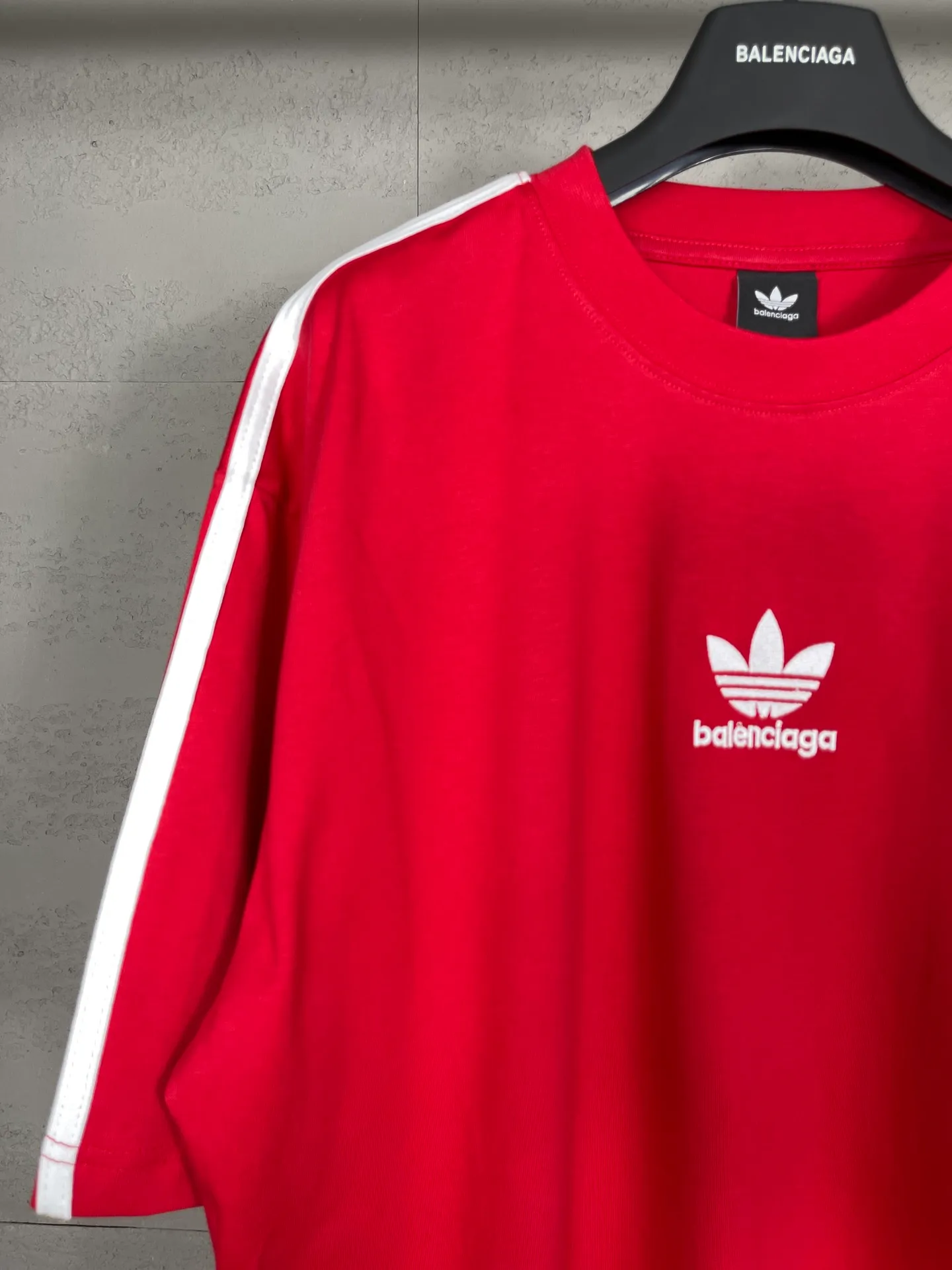 🅿️186 Real photos [Top version. Official website quality] BALENCI*GA/Paris co-branded Adidas three-leaf clover three-stripe LOGO embroidered short-sleeved T-shirt# The fabric is made of Paris ZP custom-woven and dyed cotton double yarn. Weighing 260 grams, the cloth surface is clean. The cloth pattern is clear, soft and comfortable. The threads are dyed with no color difference. The classic pattern embroidery uses imported embroidery, and the letters are clear, three-dimensional and without rough edges. Jubie market produces pictures based on pictures. Welcome to compare. The version adopts OS loose shoulder design. Same style for men and women. Code: BL223018 Color: black, white, blue, pink, red Size: XS to L