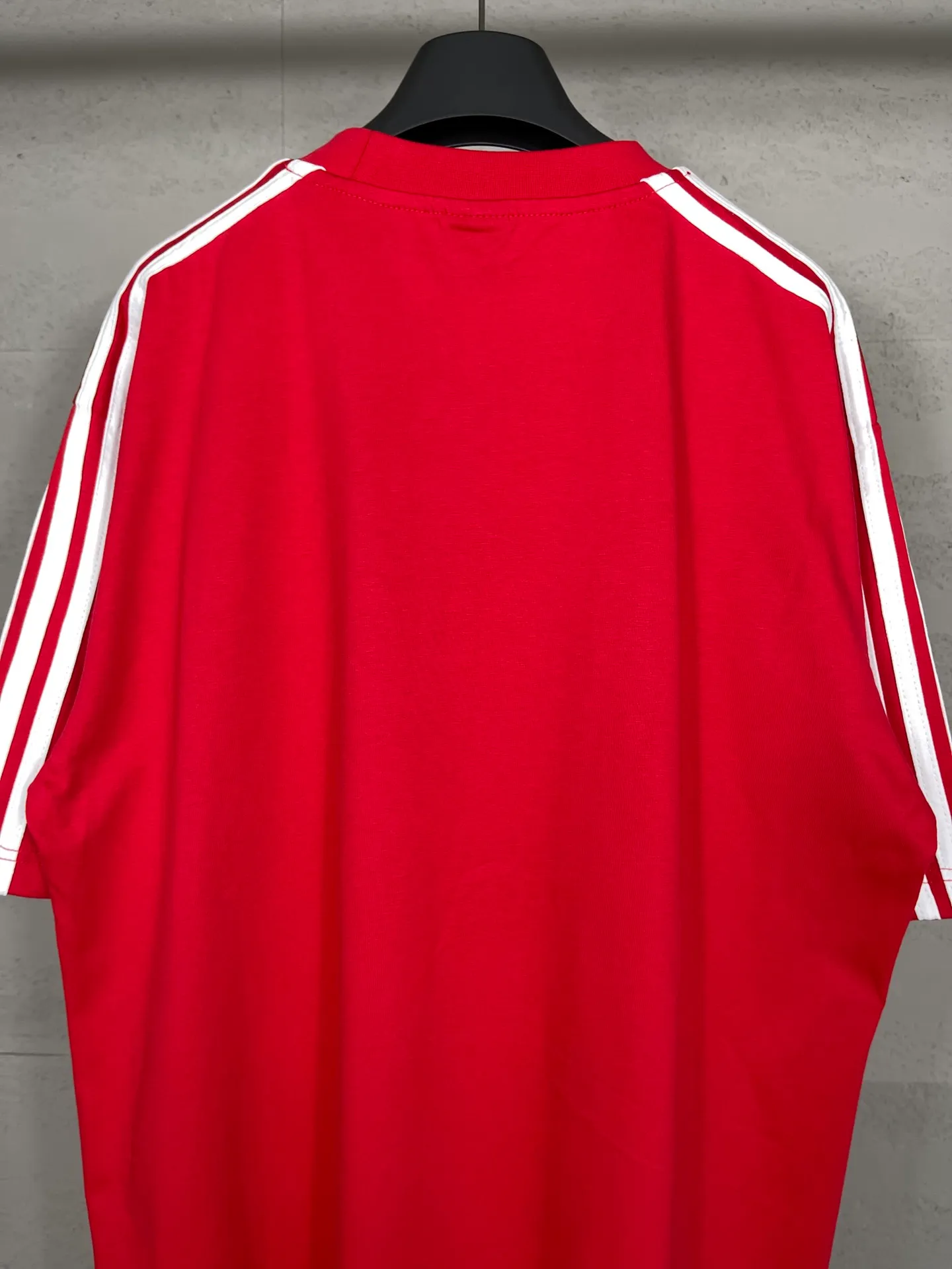 🅿️186 Real photos [Top version. Official website quality] BALENCI*GA/Paris co-branded Adidas three-leaf clover three-stripe LOGO embroidered short-sleeved T-shirt# The fabric is made of Paris ZP custom-woven and dyed cotton double yarn. Weighing 260 grams, the cloth surface is clean. The cloth pattern is clear, soft and comfortable. The threads are dyed with no color difference. The classic pattern embroidery uses imported embroidery, and the letters are clear, three-dimensional and without rough edges. Jubie market produces pictures based on pictures. Welcome to compare. The version adopts OS loose shoulder design. Same style for men and women. Code: BL223018 Color: black, white, blue, pink, red Size: XS to L