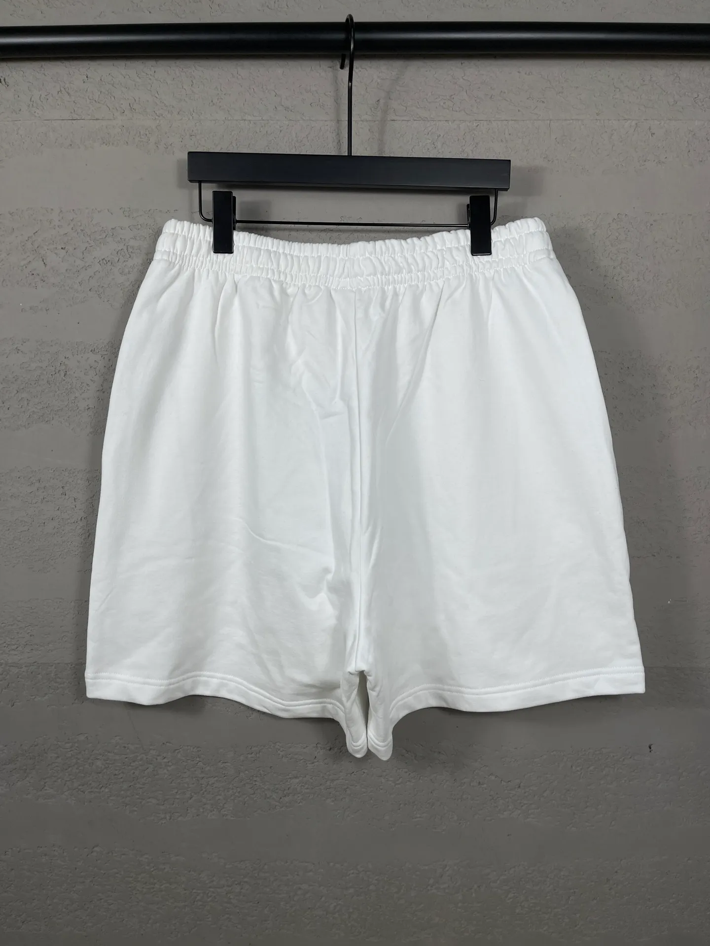 🅿️210 real photos [Top version. Official website quality] BALENCI*GA/Paris. 2025 new model. New embroidered shorts co-branded by Under Armor in Paris. Synchronized with brick cabinets. Developed as genuine products at the first time, please print and compare! The fabric is made of Paris ZP custom-woven and dyed 100% cotton terry sweatshirt. The weight is 460 grams. The cloth surface is clean. The cloth pattern is clear and the hand feels soft and comfortable. The embroidery uses an imported Tajima embroidery machine. The letters are clear and the effect is three-dimensional. The version adopts a loose version. Same style for men and women. Code: BL257003 Color: black, white Size: XS S M L